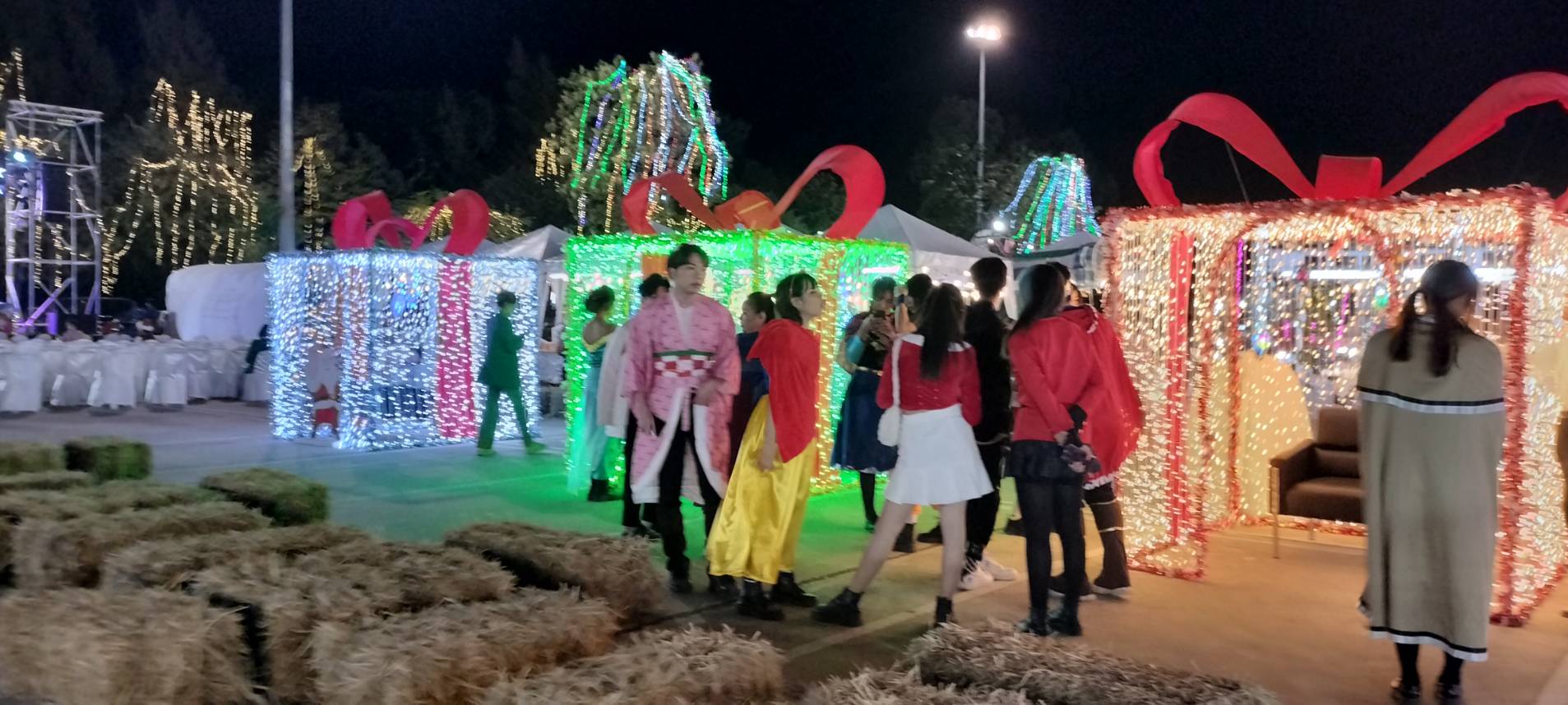 พช.สกลนคร : ชวนเที่ยวประเพณีแห่ดาวคริสต์มาส เสน่ห์แห่งสีสัน เทศกาลแห่งศรัทธา ระหว่างวันที่ ๒๑ – ๒๕ ธันวาคม ๒๕๖๖ ณ ลานพระบรมราชานุสารรีย์ รัชกาลที่ ๕