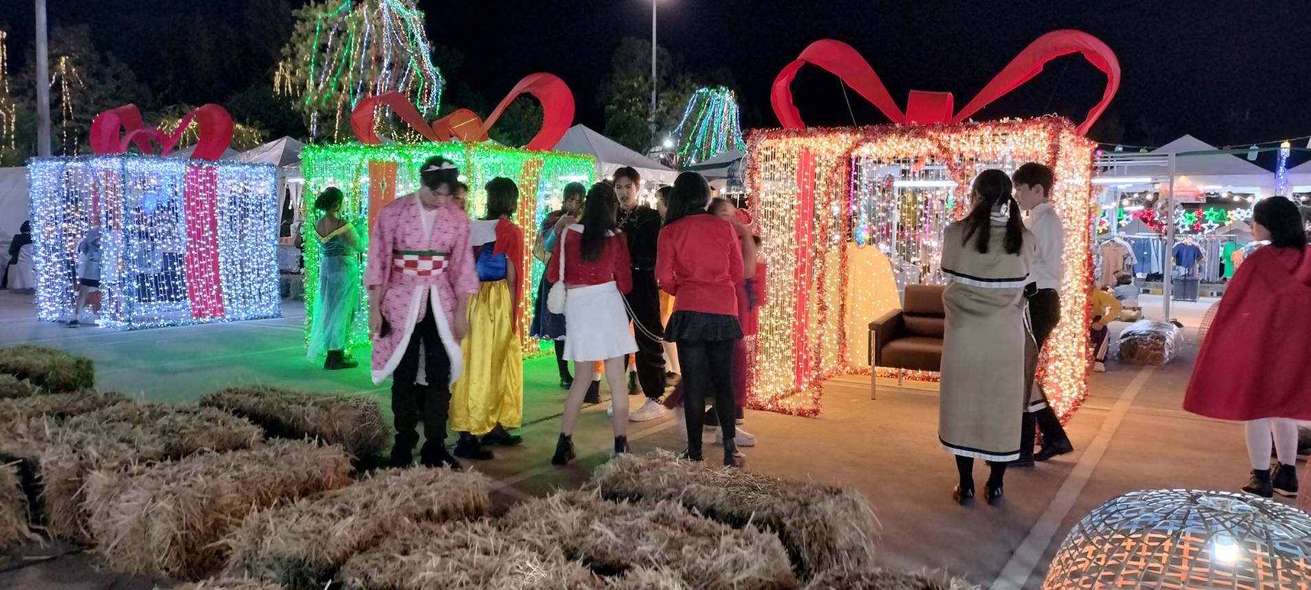 พช.สกลนคร : ชวนเที่ยวประเพณีแห่ดาวคริสต์มาส เสน่ห์แห่งสีสัน เทศกาลแห่งศรัทธา ระหว่างวันที่ ๒๑ – ๒๕ ธันวาคม ๒๕๖๖ ณ ลานพระบรมราชานุสารรีย์ รัชกาลที่ ๕