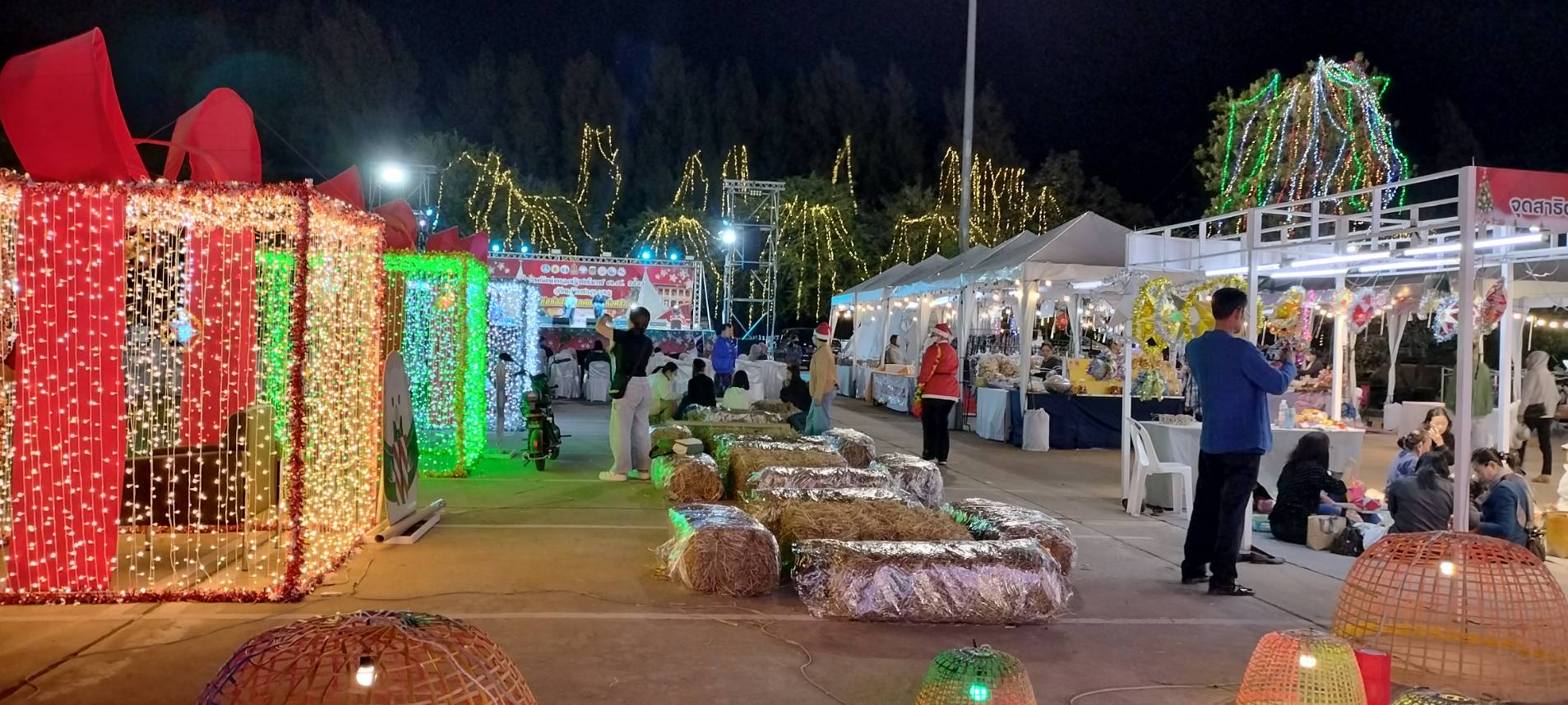 พช.สกลนคร : ชวนเที่ยวประเพณีแห่ดาวคริสต์มาส เสน่ห์แห่งสีสัน เทศกาลแห่งศรัทธา ระหว่างวันที่ ๒๑ – ๒๕ ธันวาคม ๒๕๖๖ ณ ลานพระบรมราชานุสารรีย์ รัชกาลที่ ๕