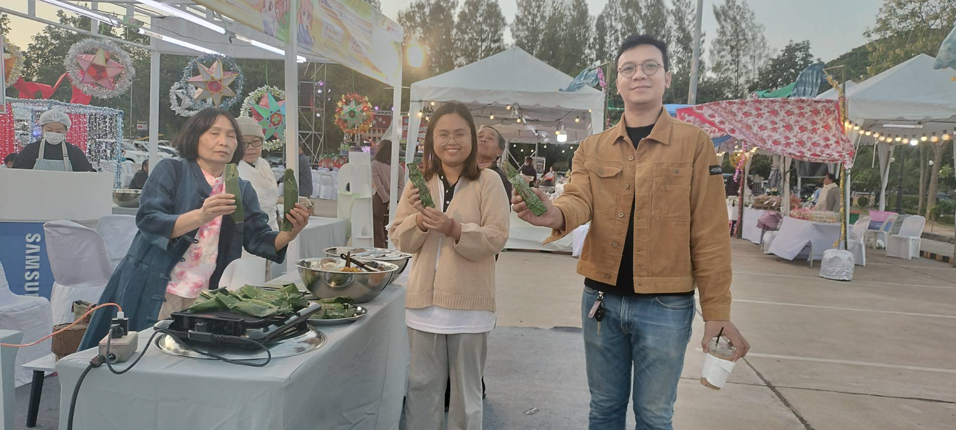 📢พช.สกลนคร : ส่งเสริมงานประเพณีสำคัญจังหวัดสกลนคร ฮีต ๑๒ คอง ๑๔ เที่ยวได้ตลอดปี กิจกรรมสาธิต และจำหน่ายสินค้าจากชุมชนคุณธรรม และการแสดงศิลปวัฒนธรรม ณ ลานพระบรมราชานุสารรีย์ รัชกาลที่ ๕