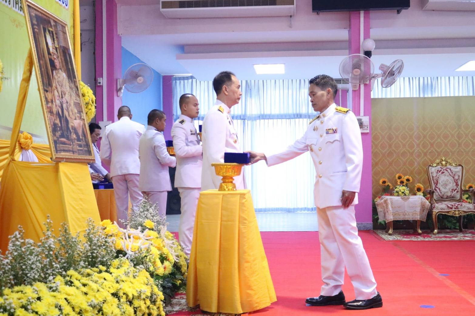 📢พช.สกลนคร : เข้ารับพระราชทานเครื่องราชอิสริยาภรณ์ชั้นสายสะพาย