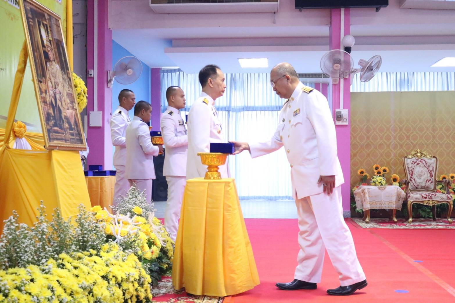 📢พช.สกลนคร : เข้ารับพระราชทานเครื่องราชอิสริยาภรณ์ชั้นสายสะพาย