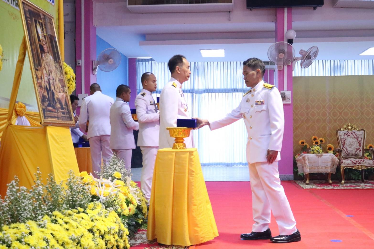 📢พช.สกลนคร : เข้ารับพระราชทานเครื่องราชอิสริยาภรณ์ชั้นสายสะพาย