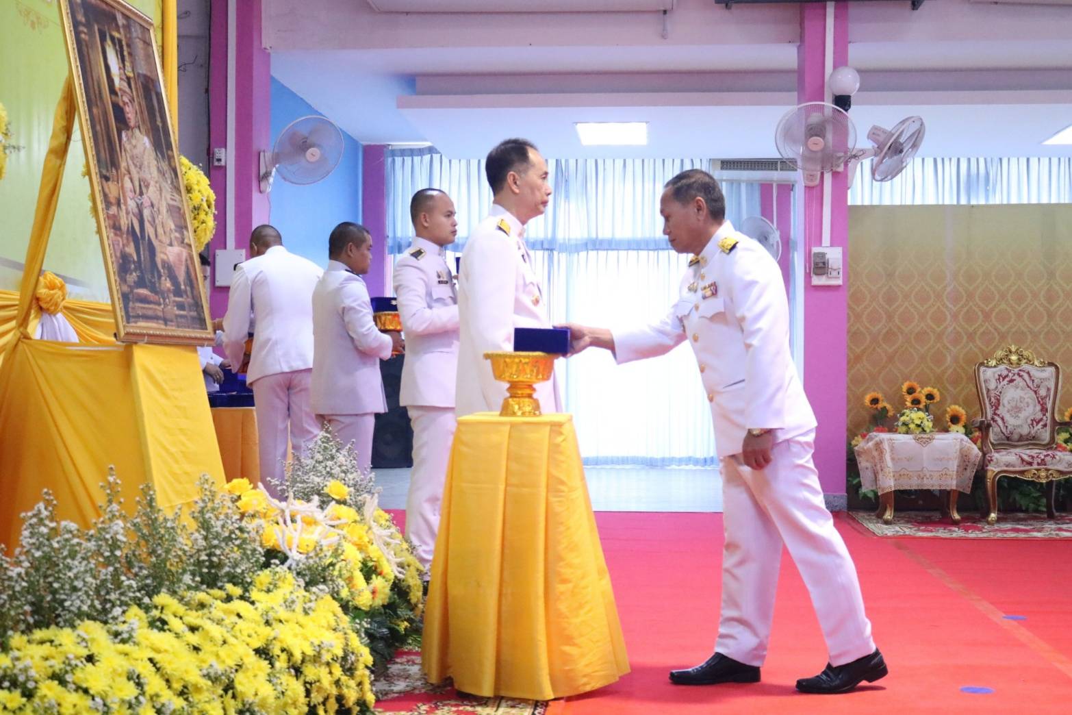 📢พช.สกลนคร : เข้ารับพระราชทานเครื่องราชอิสริยาภรณ์ชั้นสายสะพาย