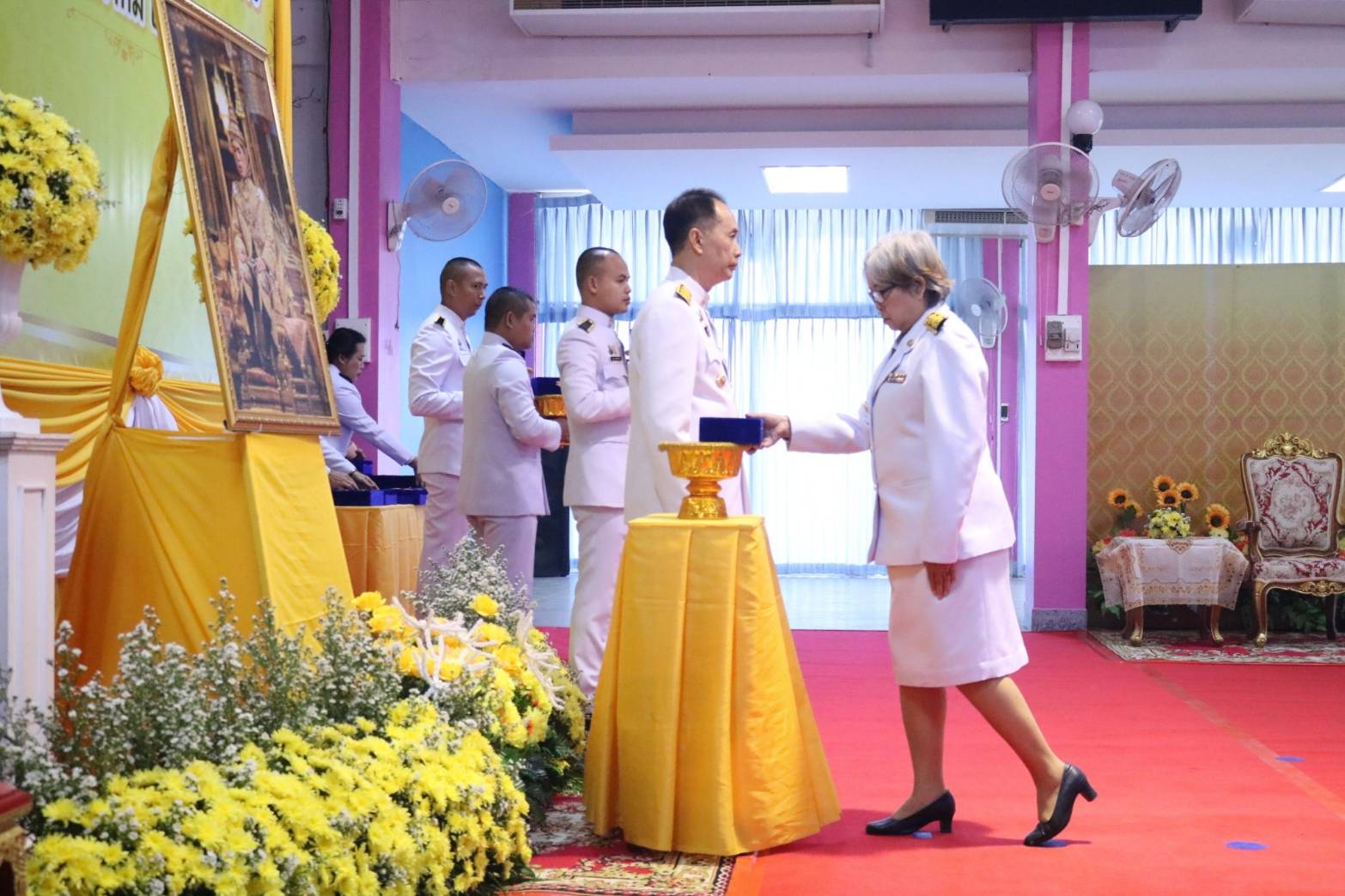 📢พช.สกลนคร : เข้ารับพระราชทานเครื่องราชอิสริยาภรณ์ชั้นสายสะพาย