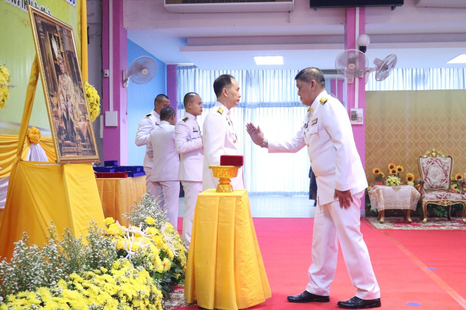 📢พช.สกลนคร : เข้ารับพระราชทานเครื่องราชอิสริยาภรณ์ชั้นสายสะพาย