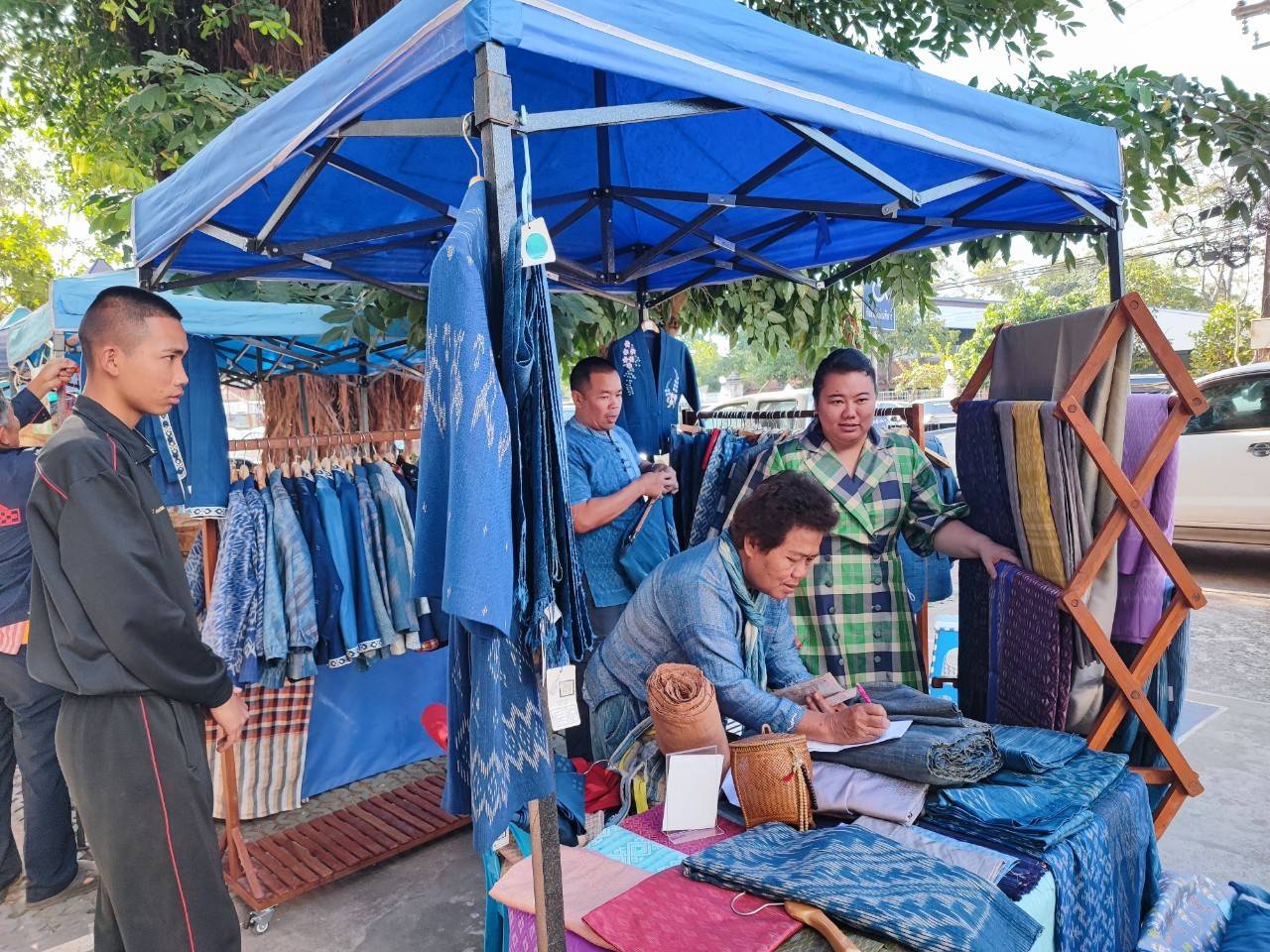 พช.สกลนคร : จัดตลาดนัดสินค้า OTOP อาหารปลอดภัย สินค้าดี สินค้าเด่นจังหวัดสกลนคร ส่งเสริมช่องทางการตลาดให้ผู้ประกอบการ OTOP