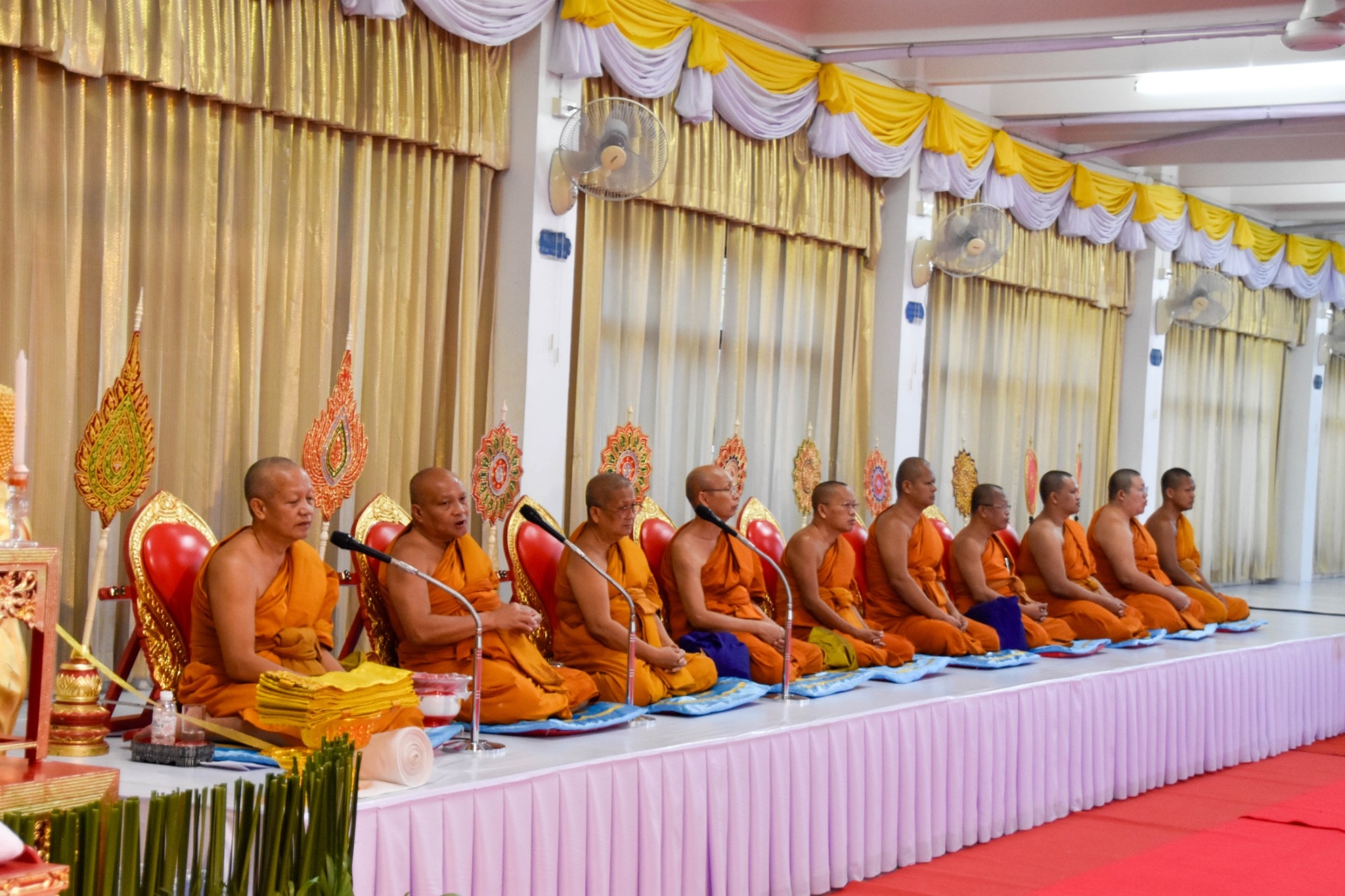 จังหวัดสกลนคร จัดพิธีเจริญพระพุทธมนต์ ทำบุญตักบาตร ถวายพระราชกุศล และพิธีวางพานพุ่มดอกไม้ถวายราชสักการะ เนื่องในวันพ่อแห่งชาติ พ.ศ. 2566