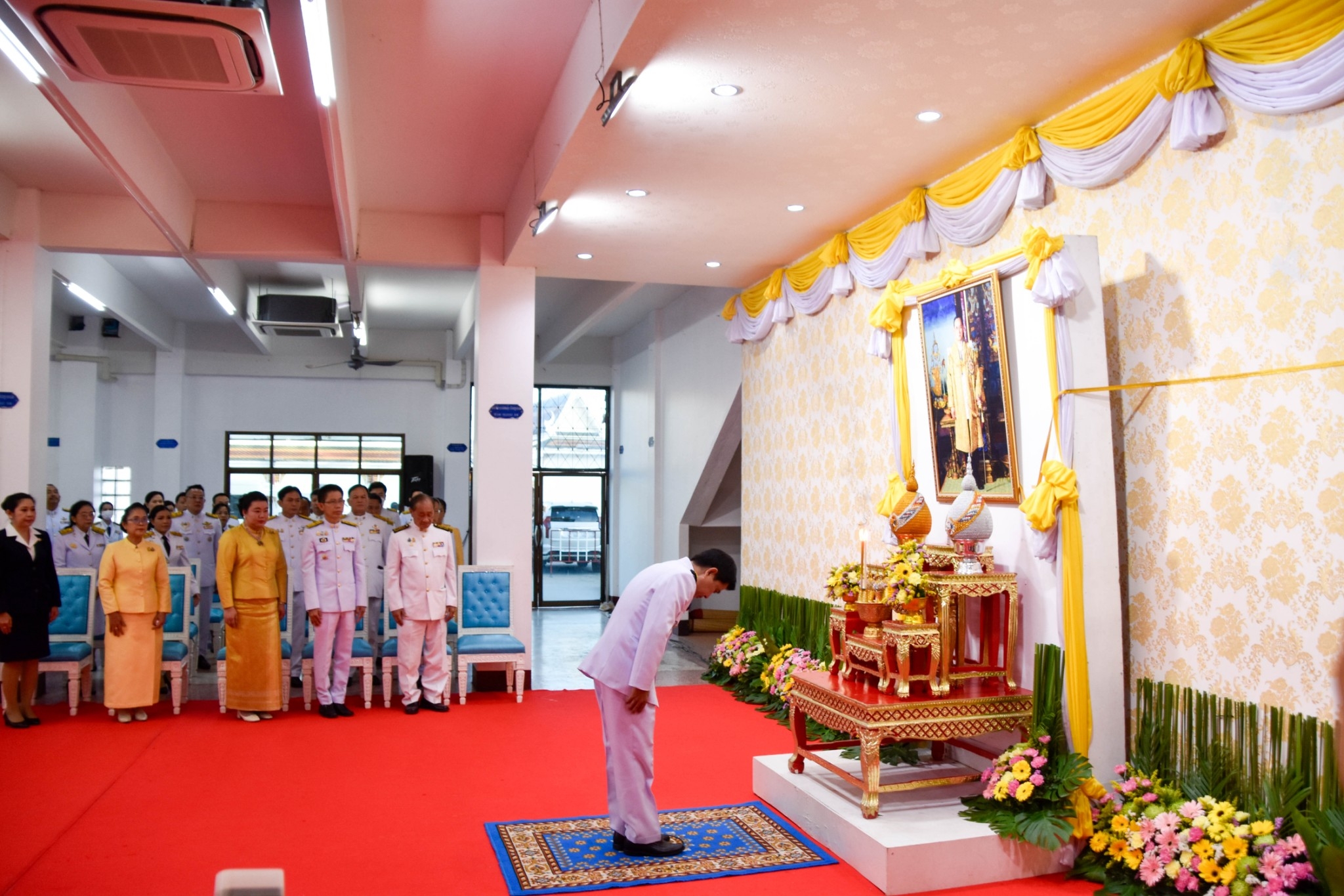จังหวัดสกลนคร จัดพิธีเจริญพระพุทธมนต์ ทำบุญตักบาตร ถวายพระราชกุศล และพิธีวางพานพุ่มดอกไม้ถวายราชสักการะ เนื่องในวันพ่อแห่งชาติ พ.ศ. 2566