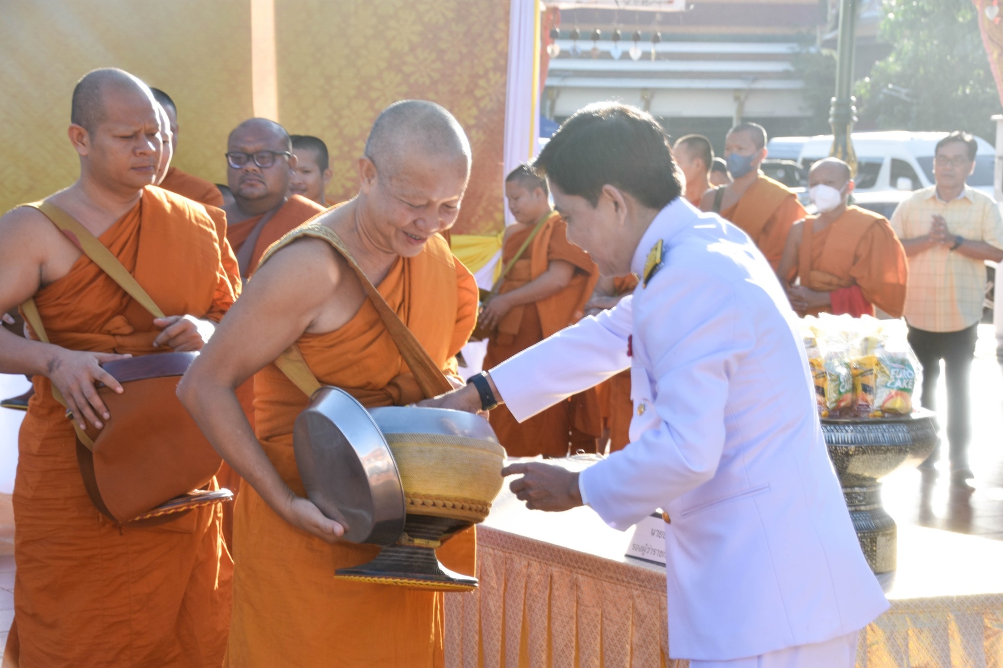 จังหวัดสกลนคร จัดพิธีเจริญพระพุทธมนต์ ทำบุญตักบาตร ถวายพระราชกุศล และพิธีวางพานพุ่มดอกไม้ถวายราชสักการะ เนื่องในวันพ่อแห่งชาติ พ.ศ. 2566