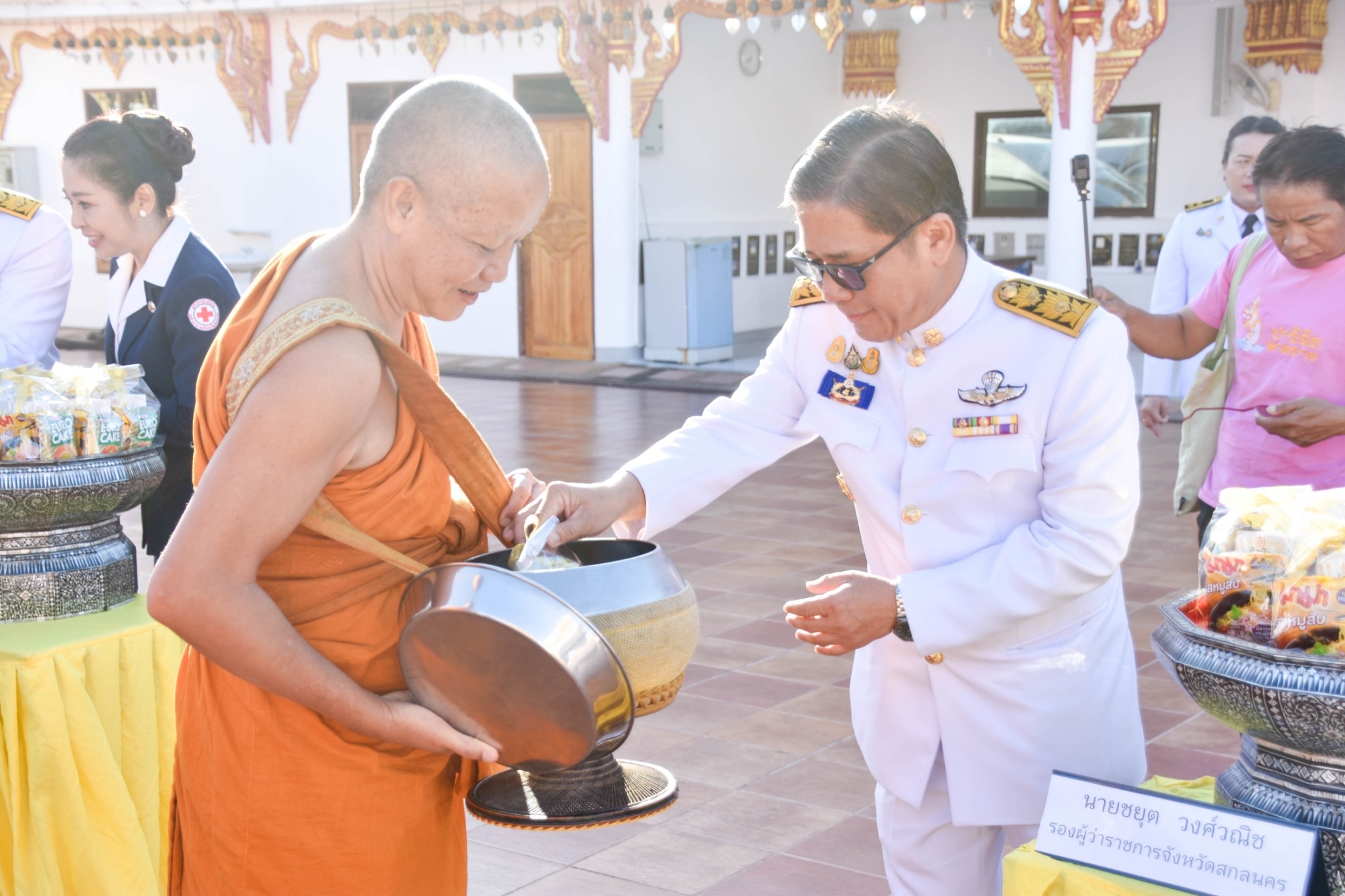 จังหวัดสกลนคร จัดพิธีเจริญพระพุทธมนต์ ทำบุญตักบาตร ถวายพระราชกุศล และพิธีวางพานพุ่มดอกไม้ถวายราชสักการะ เนื่องในวันพ่อแห่งชาติ พ.ศ. 2566