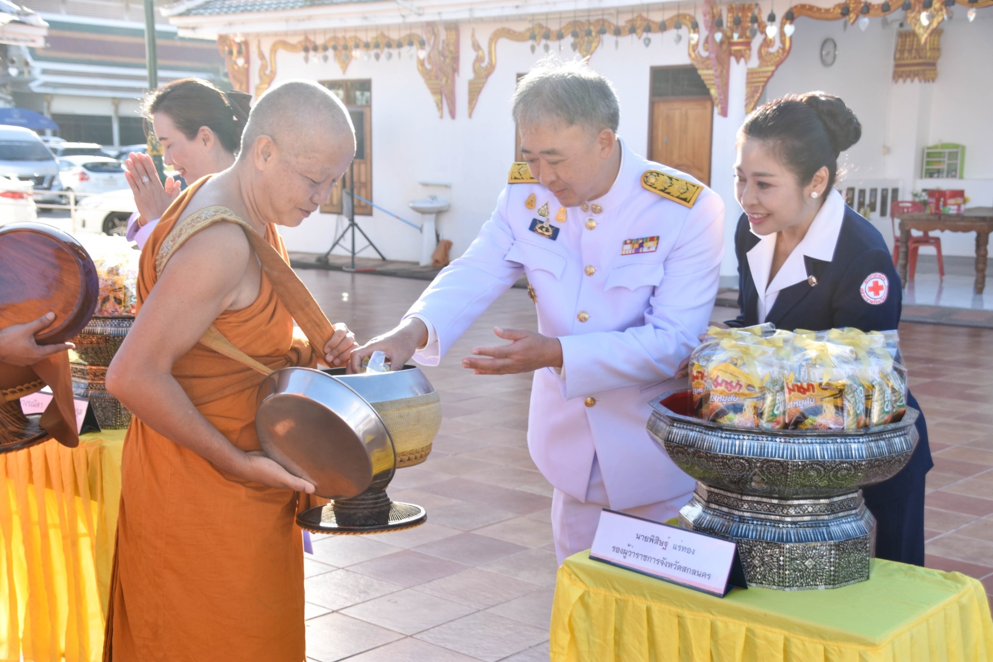 จังหวัดสกลนคร จัดพิธีเจริญพระพุทธมนต์ ทำบุญตักบาตร ถวายพระราชกุศล และพิธีวางพานพุ่มดอกไม้ถวายราชสักการะ เนื่องในวันพ่อแห่งชาติ พ.ศ. 2566
