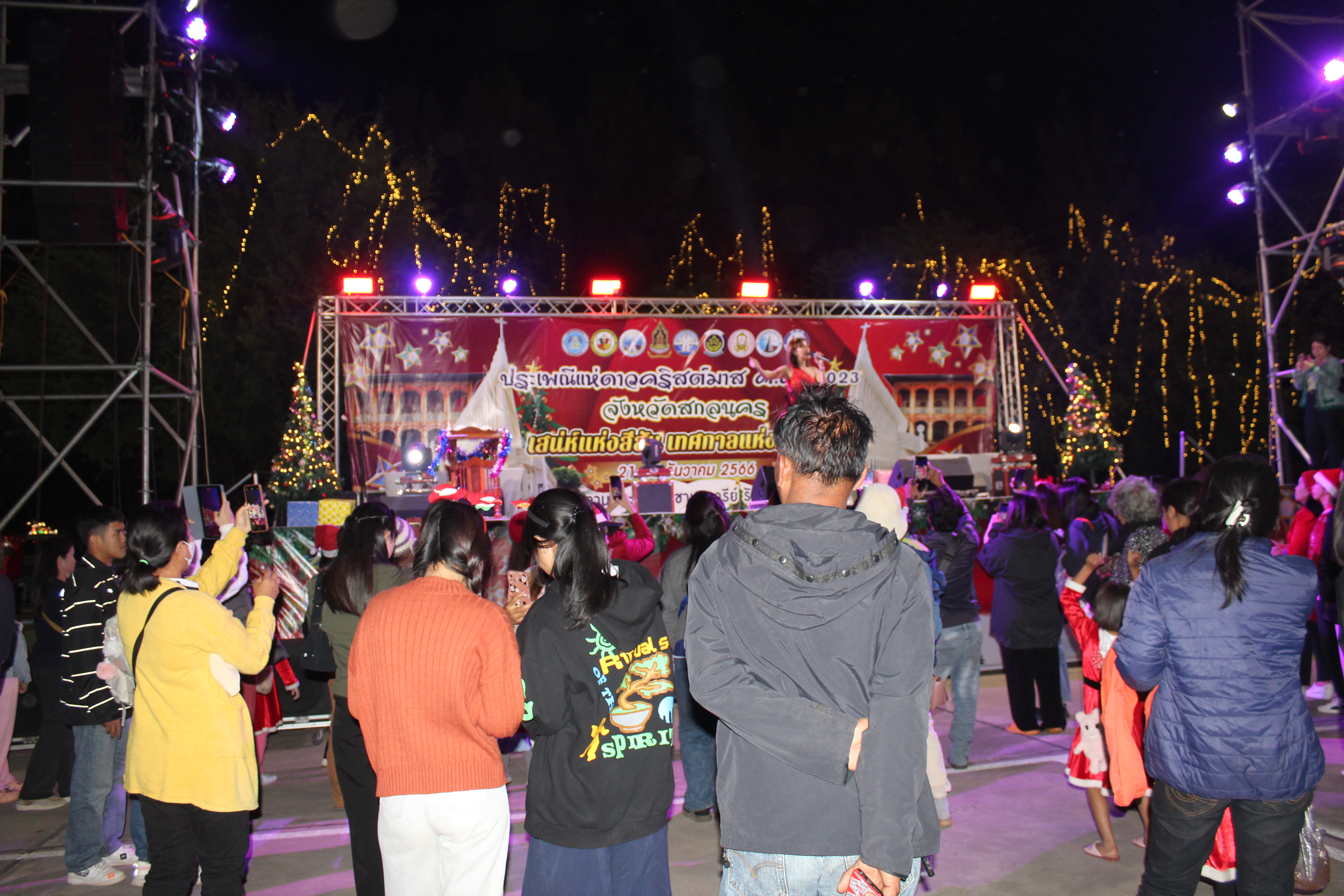 📢 พช.สกลนคร : Merry Christmas & Happy New Year ๒๐๒๔ วันสุดท้ายของงานประเพณีแห่ดาวคริสต์มาส จังหวัดสกลนคร ประจำปี ค.ศ.2023 ตามโครงการส่งเสริมงานประเพณีสำคัญจังหวัดสกลนคร ฮีต ๑๒ คอง ๑๔ เที่ยวได้ตลอดปี กิจกรรมสาธิต และจำหน่ายสินค้าจากชุมชนคุณธรรม และการแสดงศิลปวัฒนธรรม ณ ลานพระบรมราชานุสารรีย์ รัชกาลที่ ๕
