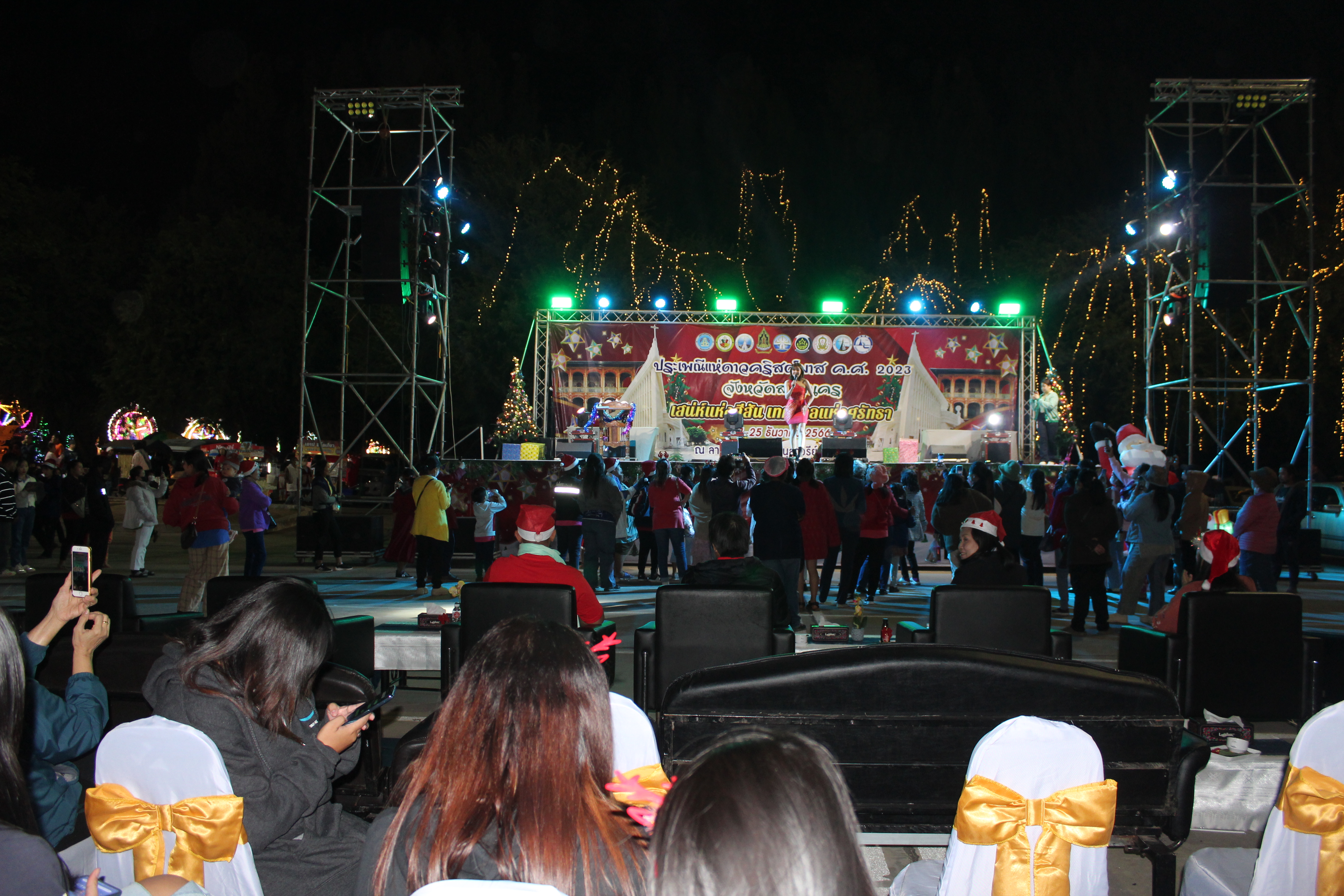 📢 พช.สกลนคร : Merry Christmas & Happy New Year ๒๐๒๔ วันสุดท้ายของงานประเพณีแห่ดาวคริสต์มาส จังหวัดสกลนคร ประจำปี ค.ศ.2023 ตามโครงการส่งเสริมงานประเพณีสำคัญจังหวัดสกลนคร ฮีต ๑๒ คอง ๑๔ เที่ยวได้ตลอดปี กิจกรรมสาธิต และจำหน่ายสินค้าจากชุมชนคุณธรรม และการแสดงศิลปวัฒนธรรม ณ ลานพระบรมราชานุสารรีย์ รัชกาลที่ ๕
