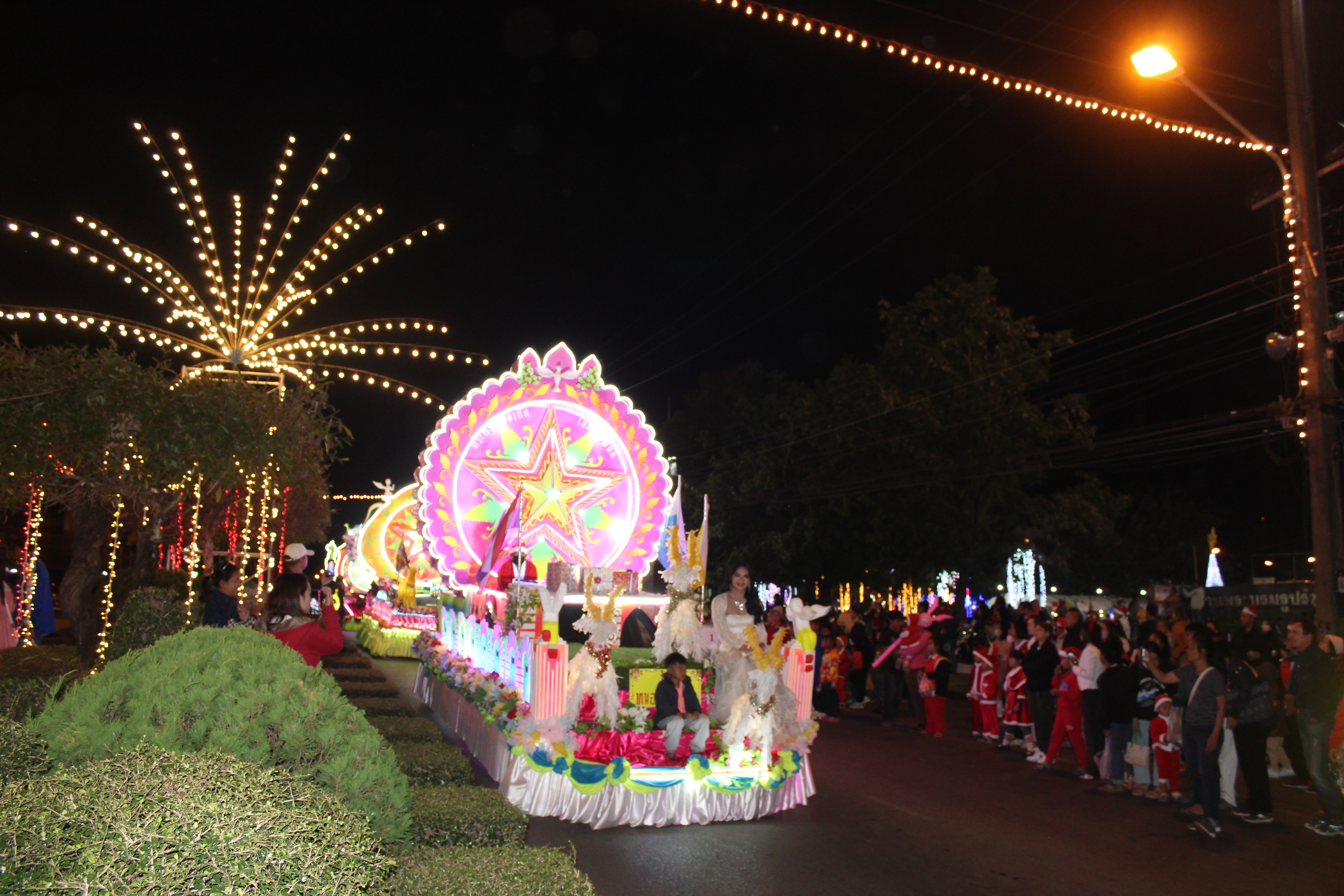 📢 พช.สกลนคร : Merry Christmas & Happy New Year ๒๐๒๔ วันสุดท้ายของงานประเพณีแห่ดาวคริสต์มาส จังหวัดสกลนคร ประจำปี ค.ศ.2023 ตามโครงการส่งเสริมงานประเพณีสำคัญจังหวัดสกลนคร ฮีต ๑๒ คอง ๑๔ เที่ยวได้ตลอดปี กิจกรรมสาธิต และจำหน่ายสินค้าจากชุมชนคุณธรรม และการแสดงศิลปวัฒนธรรม ณ ลานพระบรมราชานุสารรีย์ รัชกาลที่ ๕