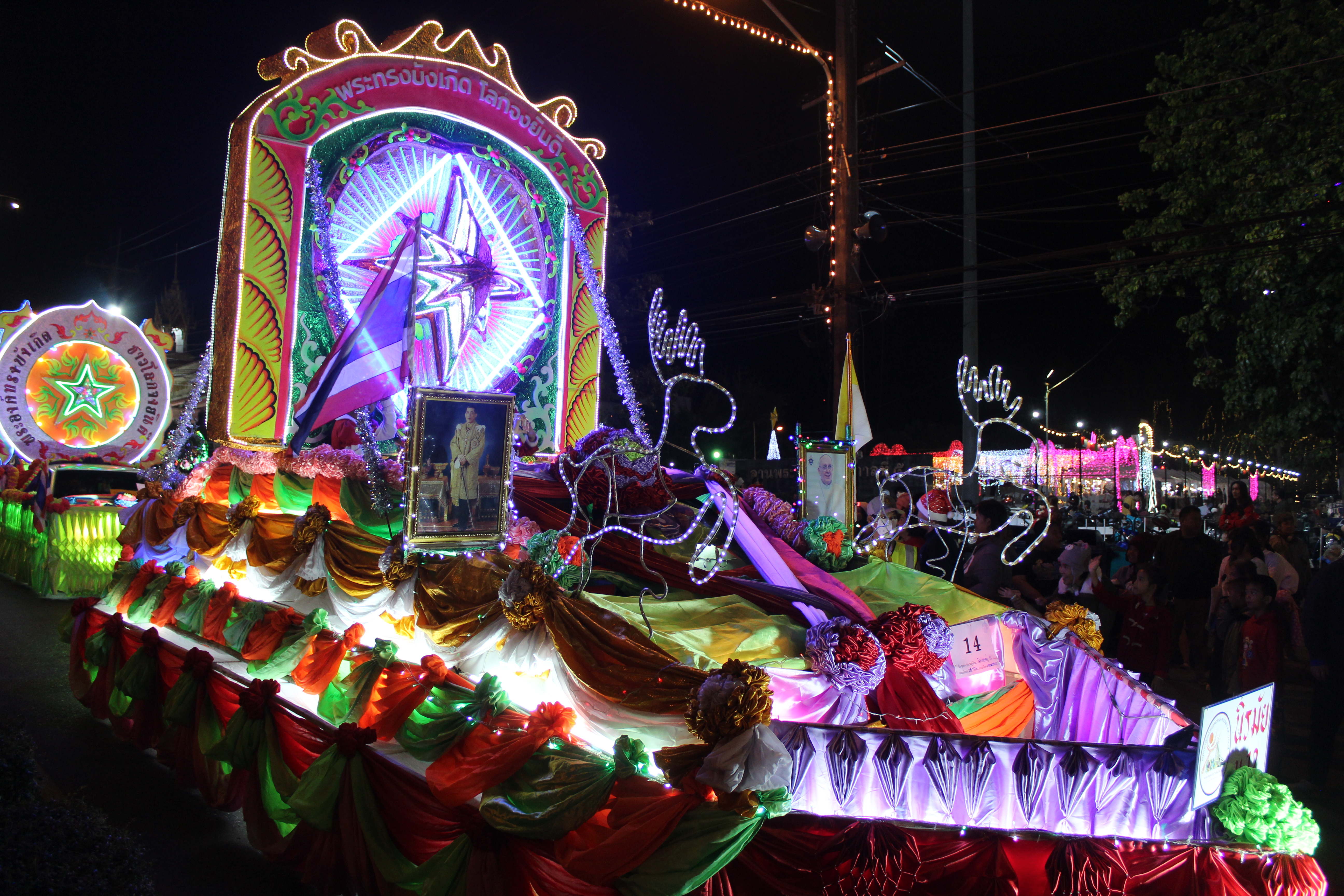 📢 พช.สกลนคร : Merry Christmas & Happy New Year ๒๐๒๔ วันสุดท้ายของงานประเพณีแห่ดาวคริสต์มาส จังหวัดสกลนคร ประจำปี ค.ศ.2023 ตามโครงการส่งเสริมงานประเพณีสำคัญจังหวัดสกลนคร ฮีต ๑๒ คอง ๑๔ เที่ยวได้ตลอดปี กิจกรรมสาธิต และจำหน่ายสินค้าจากชุมชนคุณธรรม และการแสดงศิลปวัฒนธรรม ณ ลานพระบรมราชานุสารรีย์ รัชกาลที่ ๕