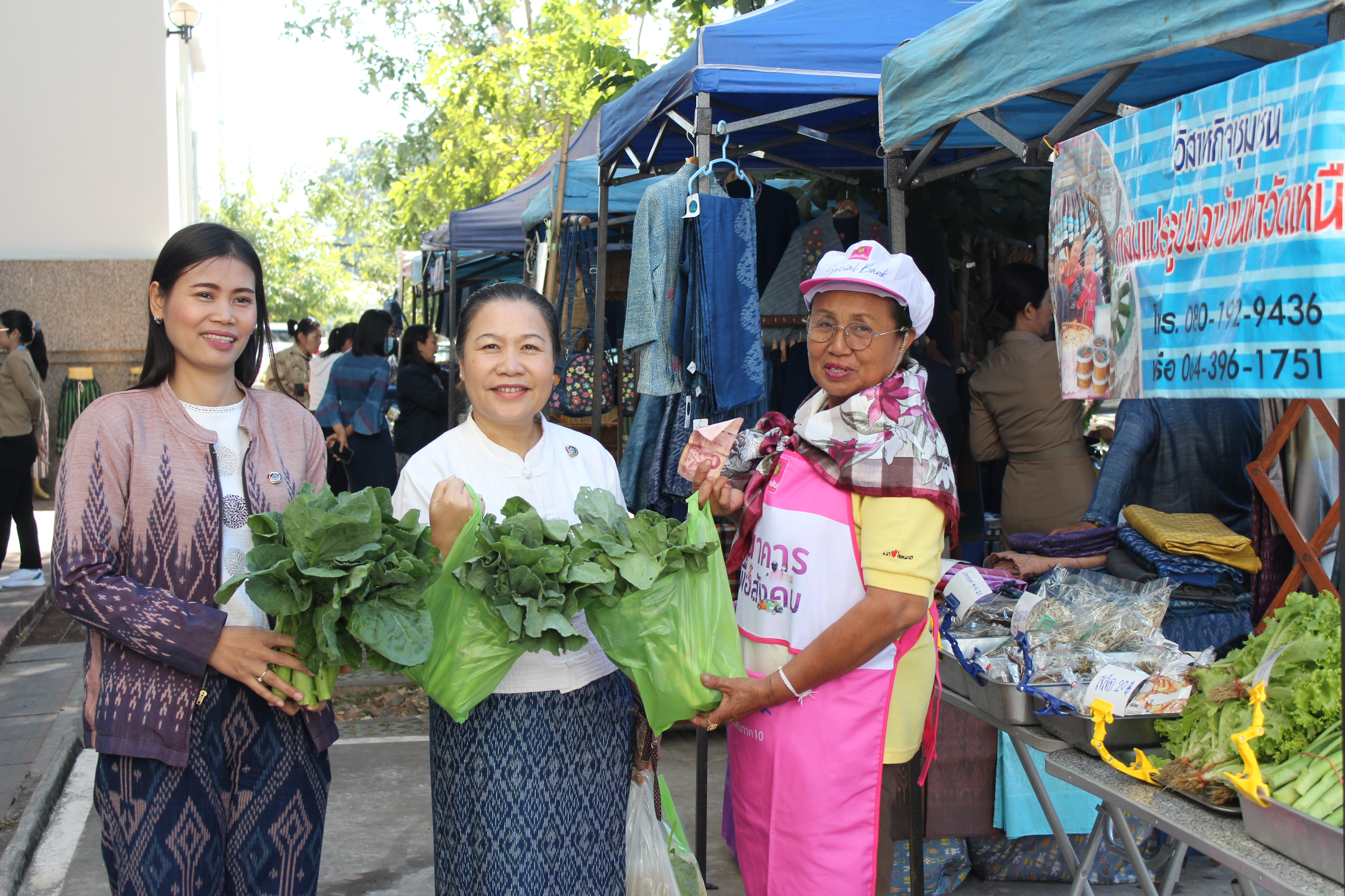 พช.สกลนคร : จัดตลาดนัดสินค้า OTOP อาหารปลอดภัย สินค้าดี สินค้าเด่นจังหวัดสกลนคร ส่งเสริมช่องทางการตลาดให้ผู้ประกอบการ OTOP