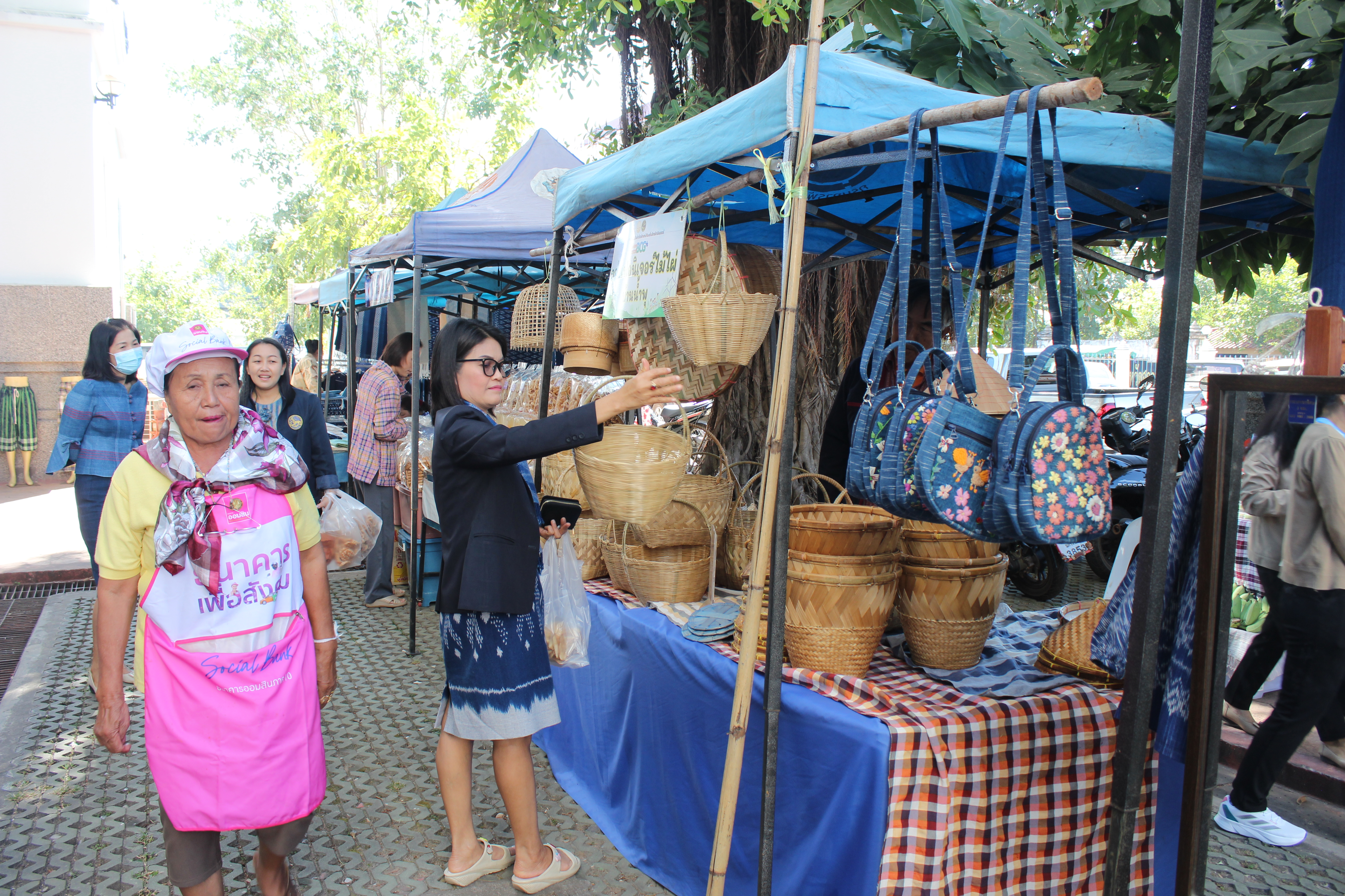 พช.สกลนคร : จัดตลาดนัดสินค้า OTOP อาหารปลอดภัย สินค้าดี สินค้าเด่นจังหวัดสกลนคร ส่งเสริมช่องทางการตลาดให้ผู้ประกอบการ OTOP