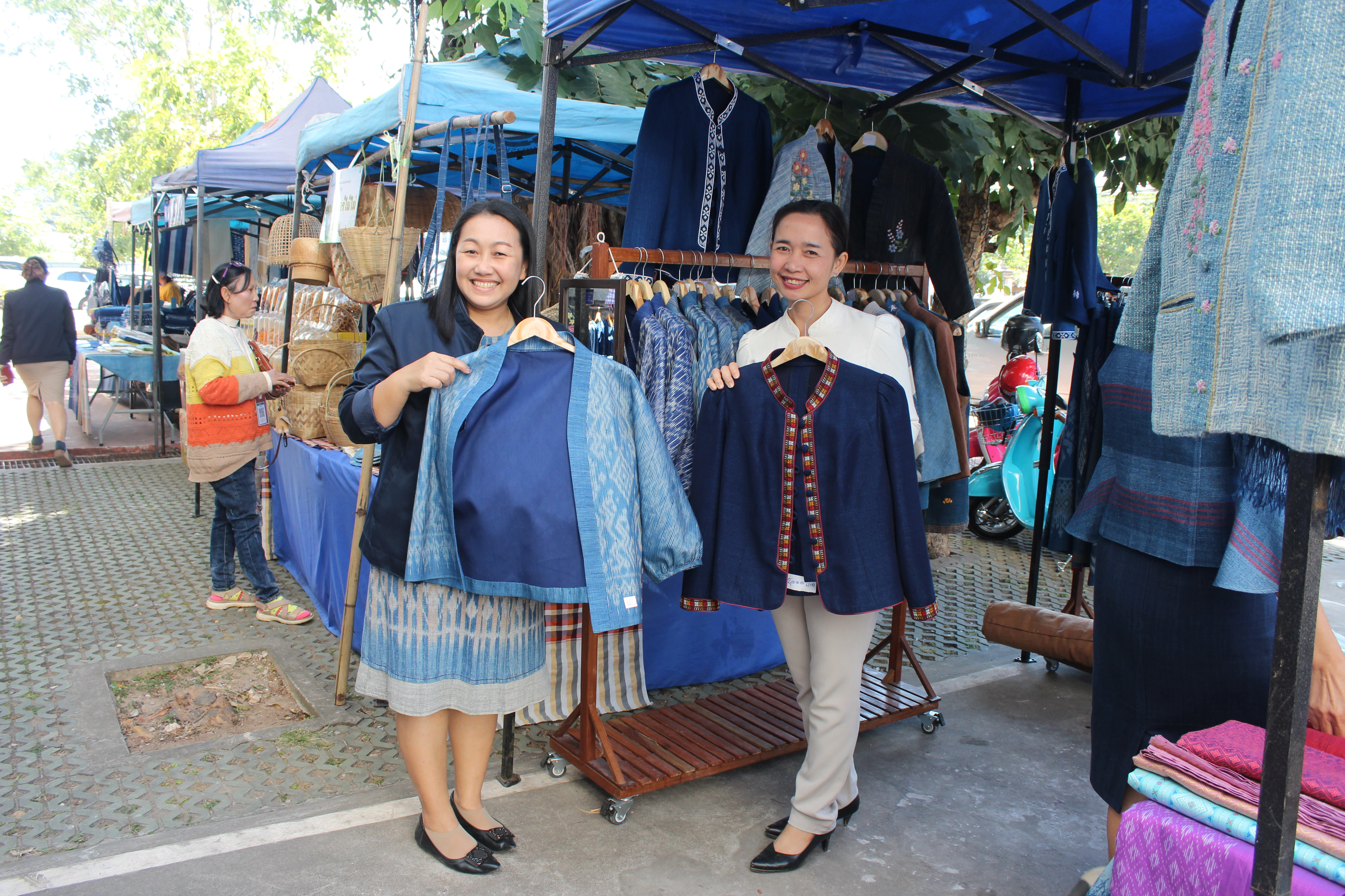 พช.สกลนคร : จัดตลาดนัดสินค้า OTOP อาหารปลอดภัย สินค้าดี สินค้าเด่นจังหวัดสกลนคร ส่งเสริมช่องทางการตลาดให้ผู้ประกอบการ OTOP