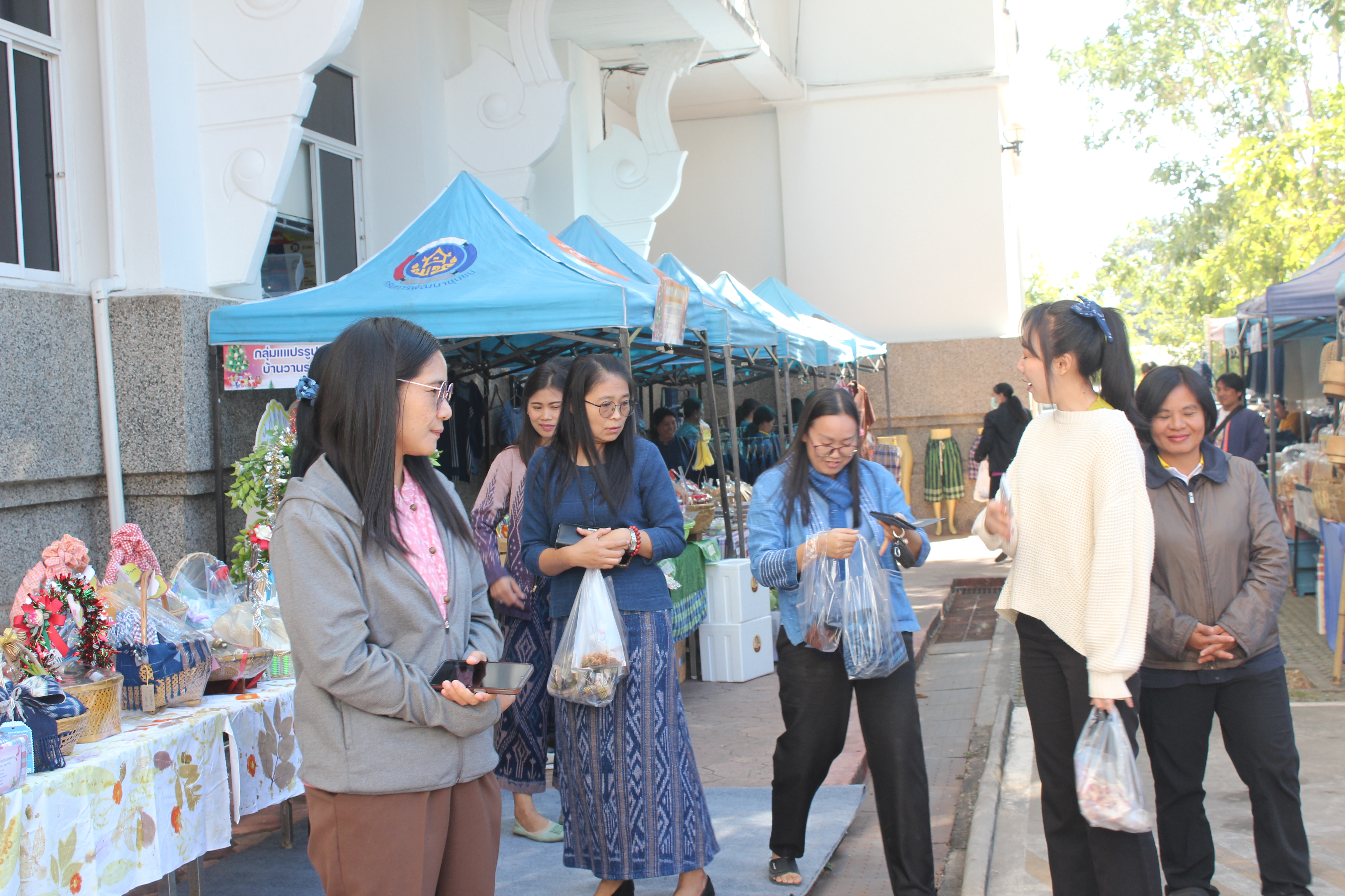 พช.สกลนคร : จัดตลาดนัดสินค้า OTOP อาหารปลอดภัย สินค้าดี สินค้าเด่นจังหวัดสกลนคร ส่งเสริมช่องทางการตลาดให้ผู้ประกอบการ OTOP