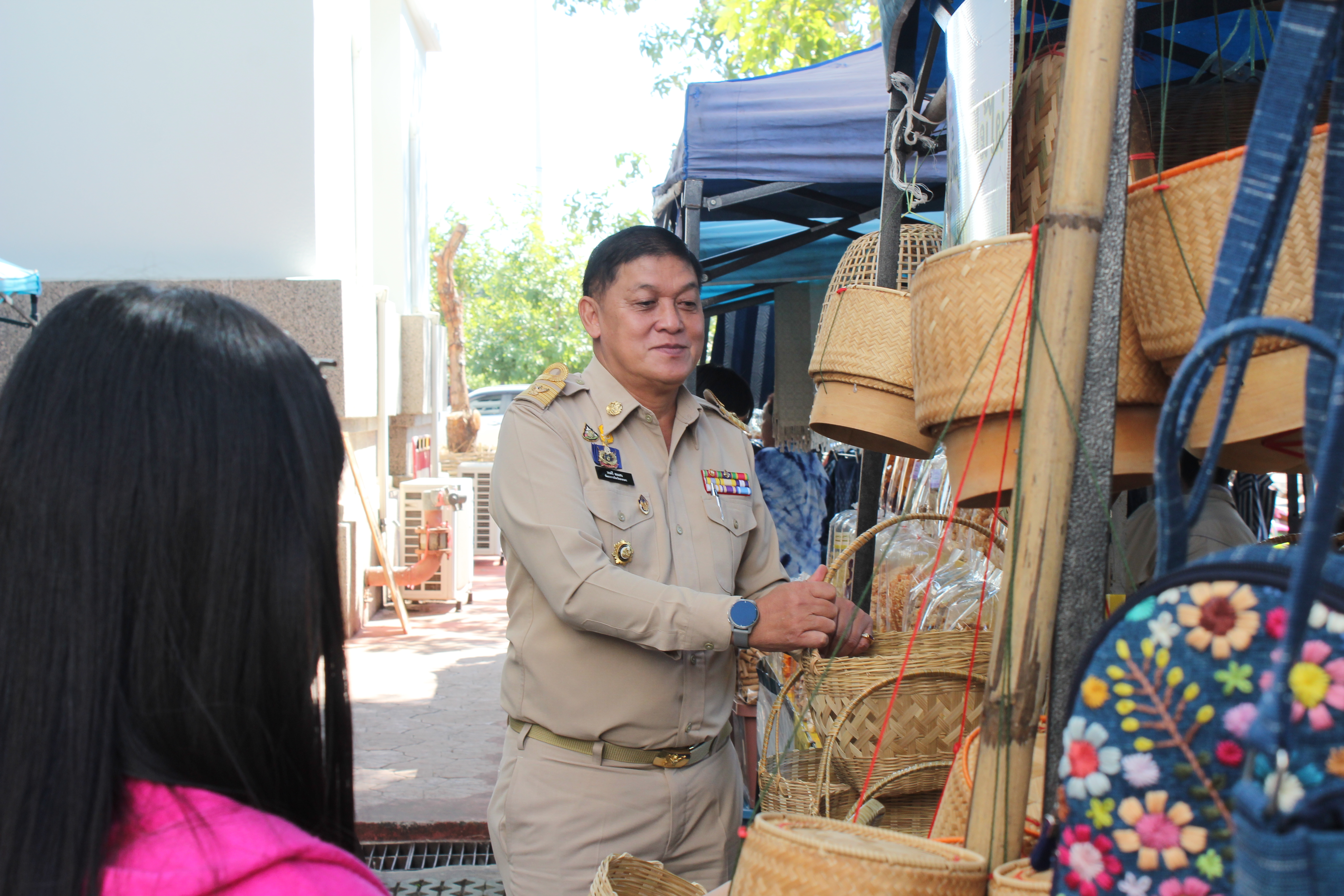 พช.สกลนคร : จัดตลาดนัดสินค้า OTOP อาหารปลอดภัย สินค้าดี สินค้าเด่นจังหวัดสกลนคร ส่งเสริมช่องทางการตลาดให้ผู้ประกอบการ OTOP
