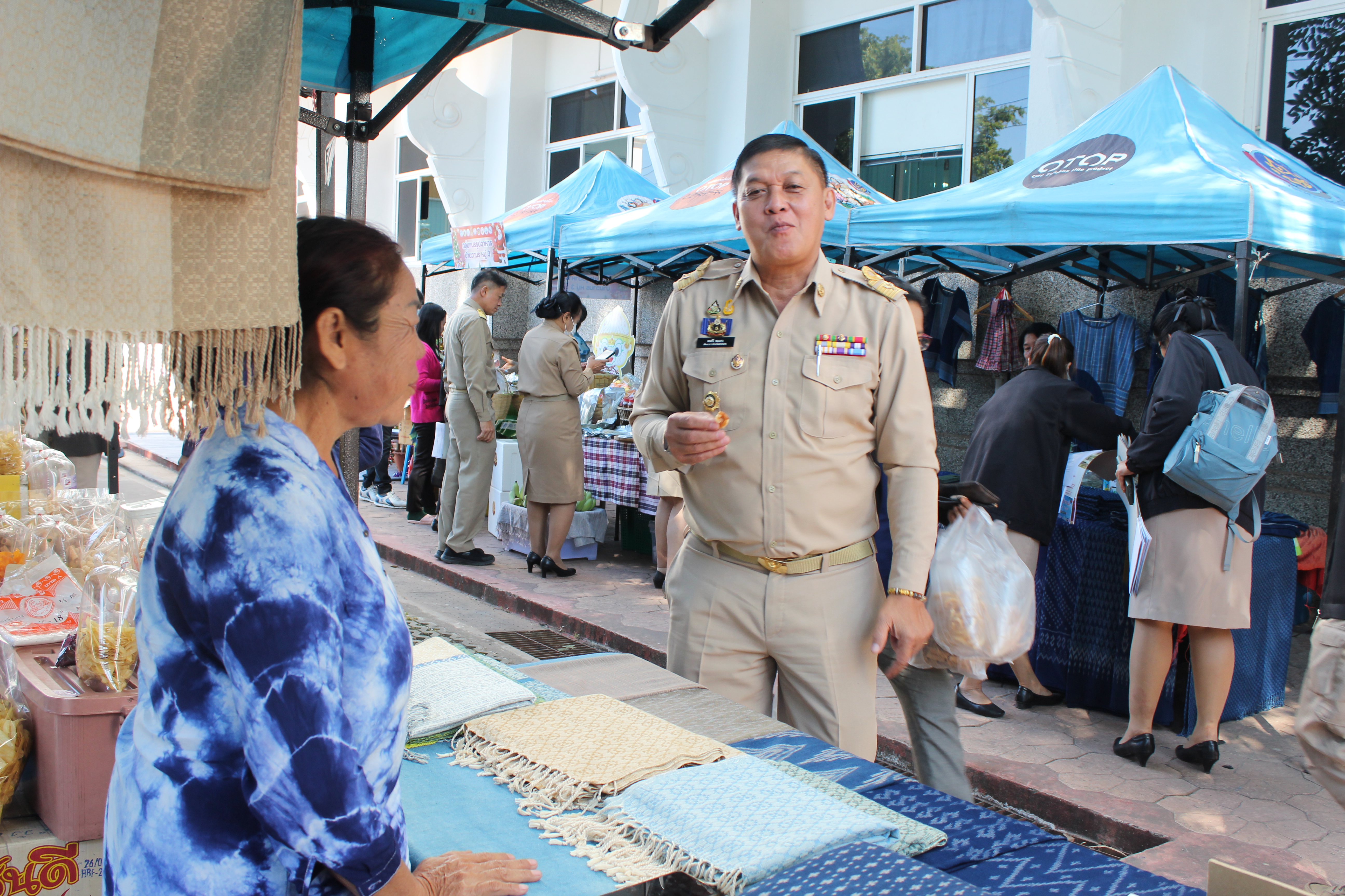 พช.สกลนคร : จัดตลาดนัดสินค้า OTOP อาหารปลอดภัย สินค้าดี สินค้าเด่นจังหวัดสกลนคร ส่งเสริมช่องทางการตลาดให้ผู้ประกอบการ OTOP