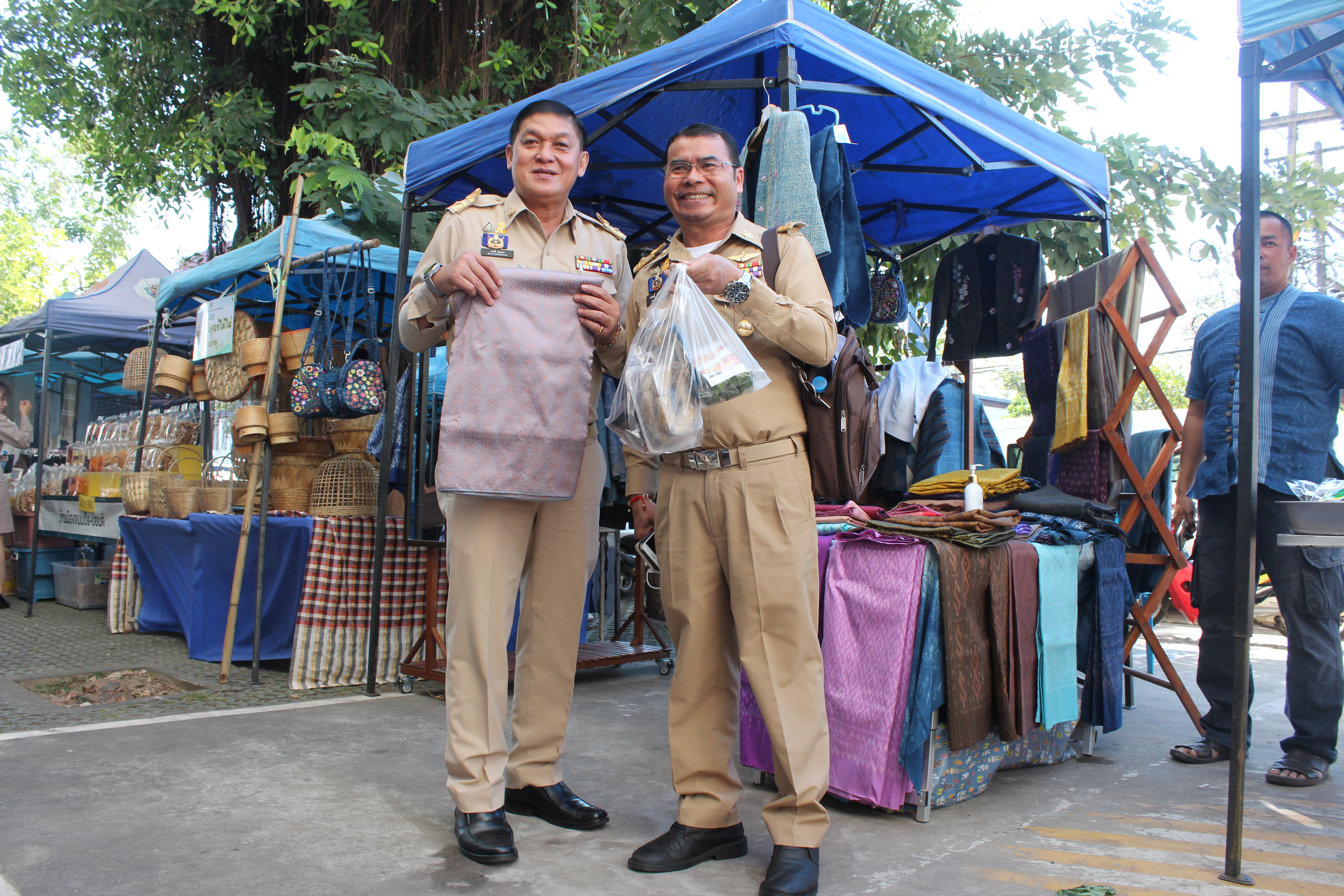 พช.สกลนคร : จัดตลาดนัดสินค้า OTOP อาหารปลอดภัย สินค้าดี สินค้าเด่นจังหวัดสกลนคร ส่งเสริมช่องทางการตลาดให้ผู้ประกอบการ OTOP