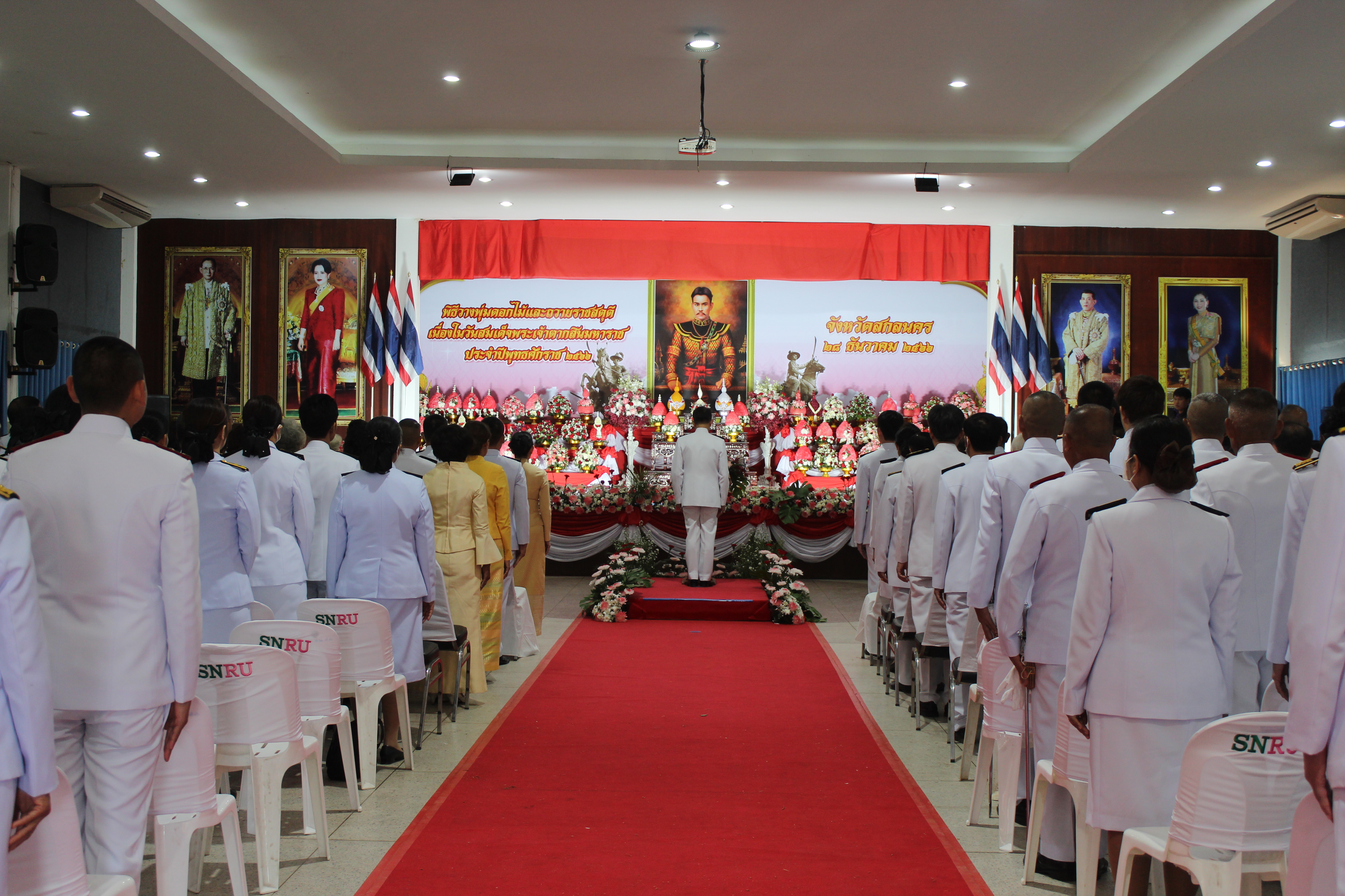 📢พช.สกลนคร : ร่วมพิธีวางพานพุ่มดอกไม้ถวายราชสักการะ “สมเด็จพระเจ้าตากสินมหาราช”