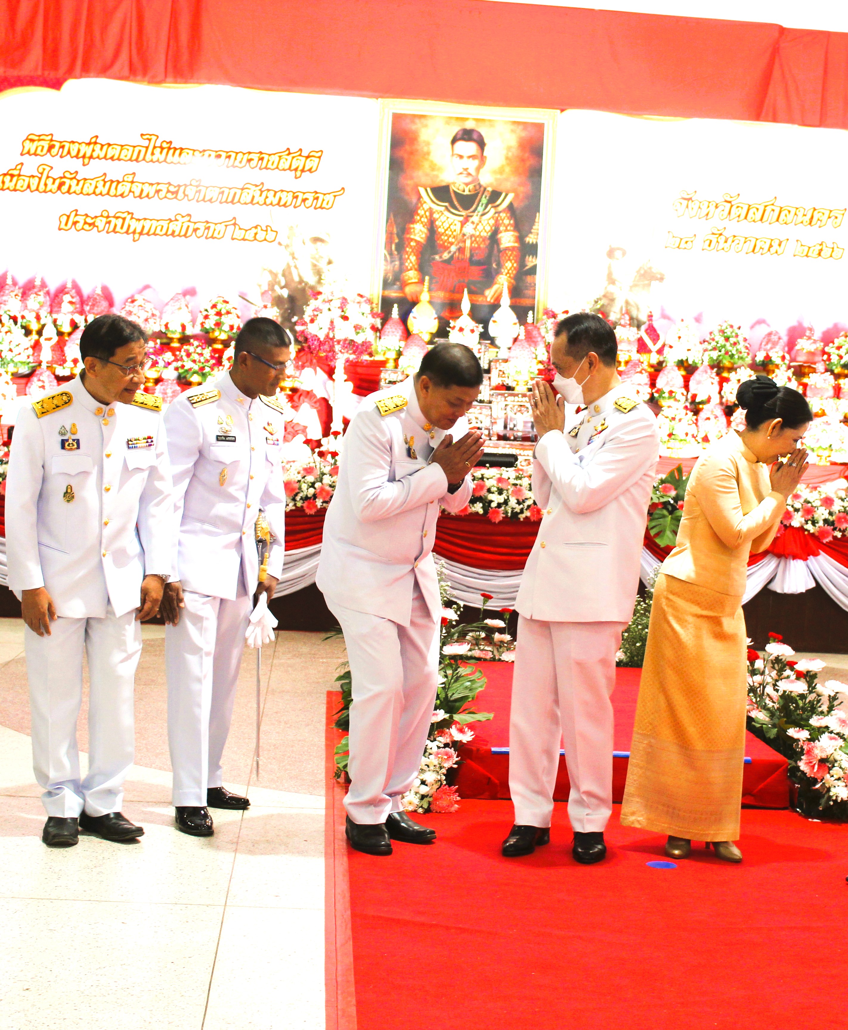 📢พช.สกลนคร : ร่วมพิธีวางพานพุ่มดอกไม้ถวายราชสักการะ “สมเด็จพระเจ้าตากสินมหาราช”