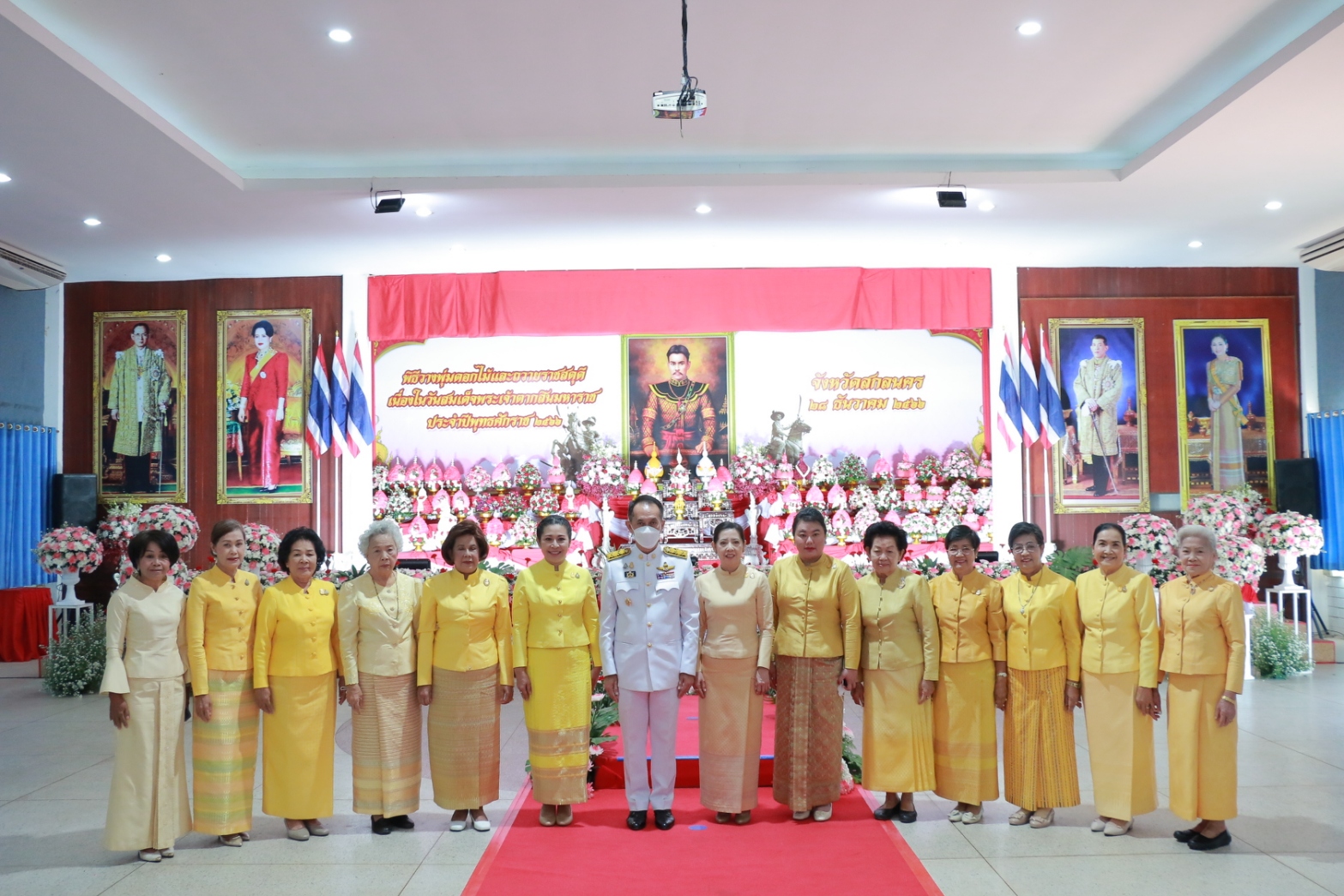 📢พช.สกลนคร : ร่วมพิธีวางพานพุ่มดอกไม้ถวายราชสักการะ “สมเด็จพระเจ้าตากสินมหาราช”
