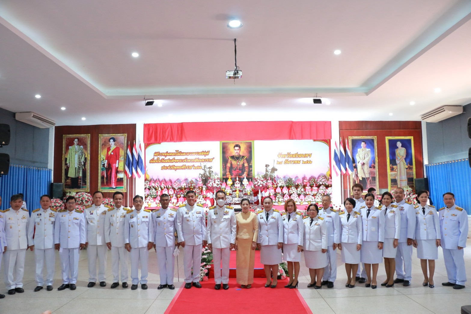 📢พช.สกลนคร : ร่วมพิธีวางพานพุ่มดอกไม้ถวายราชสักการะ “สมเด็จพระเจ้าตากสินมหาราช”