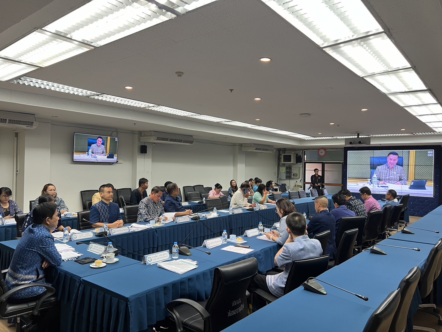 📢สพจ.สกลนคร : ร่วมประชุมขับเคลื่อนและติดตามนโยบายของรัฐบาลและภารกิจสำคัญของกระทรวงมหาดไทย ประจำปีงบประมาณ พ.ศ.๒๕๖๗ (เดือนธันวาคม ๒๕๖๖)ผ่านระบบวีดิทัศน์ทางไกล (VCS)