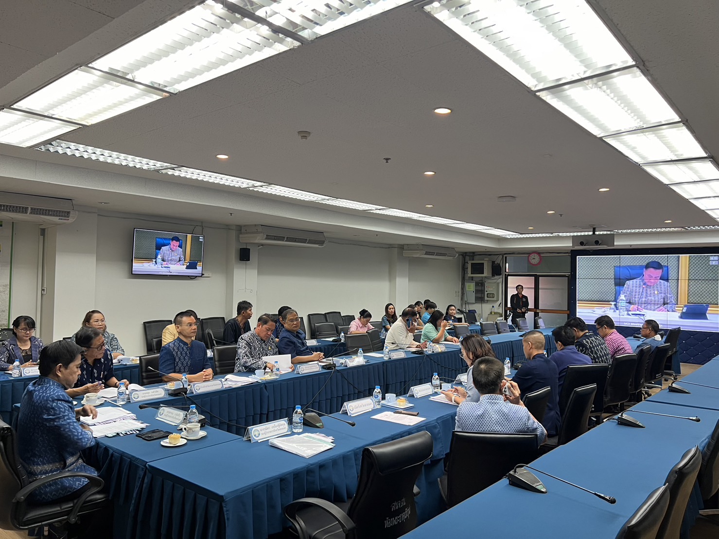 📢สพจ.สกลนคร : ร่วมประชุมขับเคลื่อนและติดตามนโยบายของรัฐบาลและภารกิจสำคัญของกระทรวงมหาดไทย ประจำปีงบประมาณ พ.ศ.๒๕๖๗ (เดือนธันวาคม ๒๕๖๖)ผ่านระบบวีดิทัศน์ทางไกล (VCS)