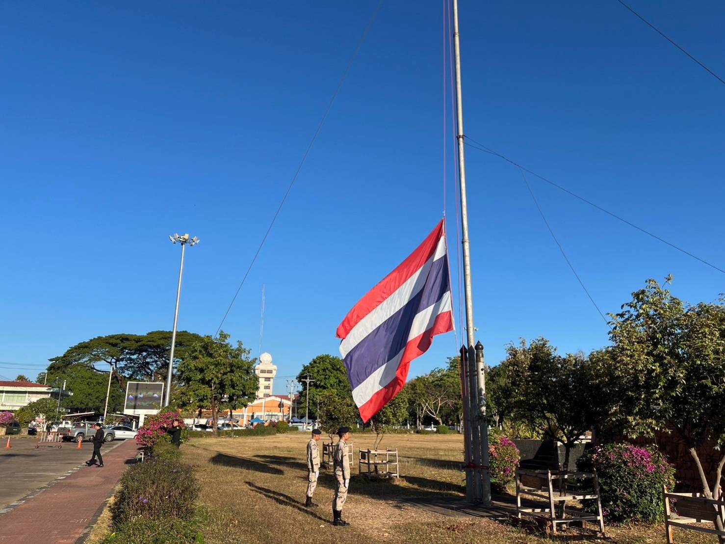พช.สกลนคร : ร่วม กิจกรรมเคารพรงชาติและร้องเพลงชาติไทย