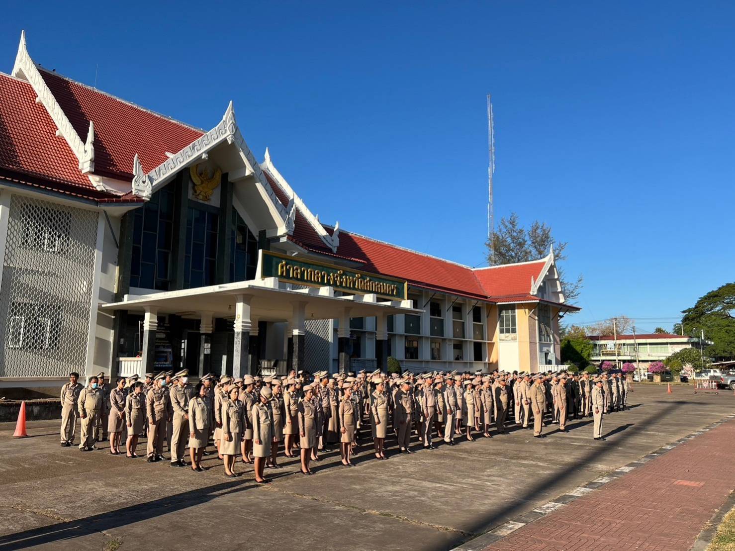 พช.สกลนคร : ร่วม กิจกรรมเคารพรงชาติและร้องเพลงชาติไทย