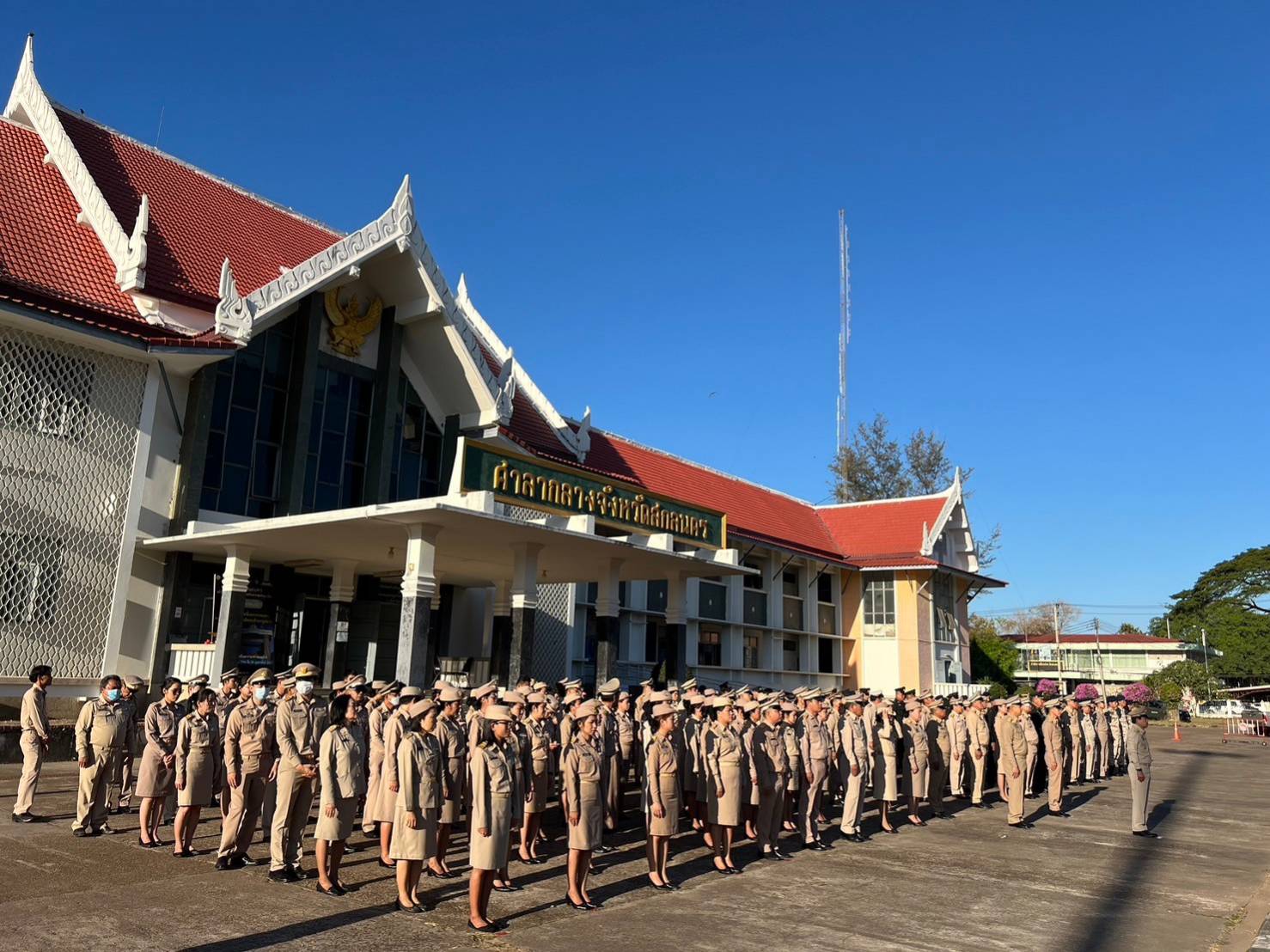พช.สกลนคร : ร่วม กิจกรรมเคารพรงชาติและร้องเพลงชาติไทย