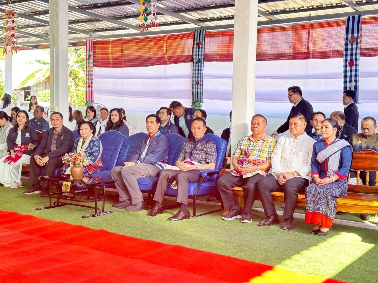 📢พช.สกลนคร : ร่วมต้อนรับนางพวงเพ็ชร ชุนละเอียด รัฐมนตรีประจำสำนักนายกรัฐมนตรี ตรวจเยี่ยมและติดตามการดำเนินงานกองทุนหมู่บ้าน บ้านเหล่านกยูง หมู่ที่ 6 ตำบลดงมะไฟ อำเภอเมืองสกลนคร จังหวัดสกลนคร