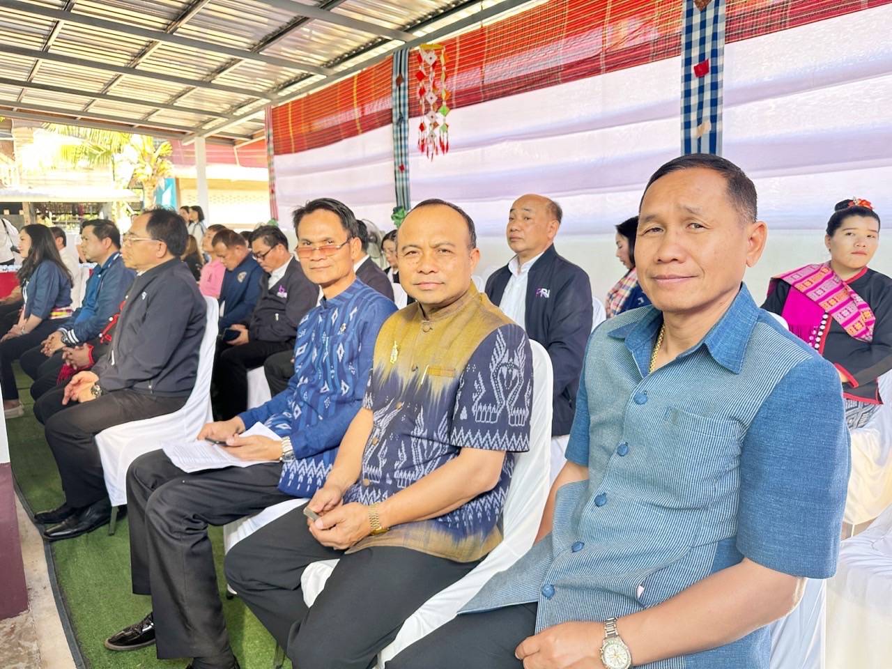 📢พช.สกลนคร : ร่วมต้อนรับนางพวงเพ็ชร ชุนละเอียด รัฐมนตรีประจำสำนักนายกรัฐมนตรี ตรวจเยี่ยมและติดตามการดำเนินงานกองทุนหมู่บ้าน บ้านเหล่านกยูง หมู่ที่ 6 ตำบลดงมะไฟ อำเภอเมืองสกลนคร จังหวัดสกลนคร