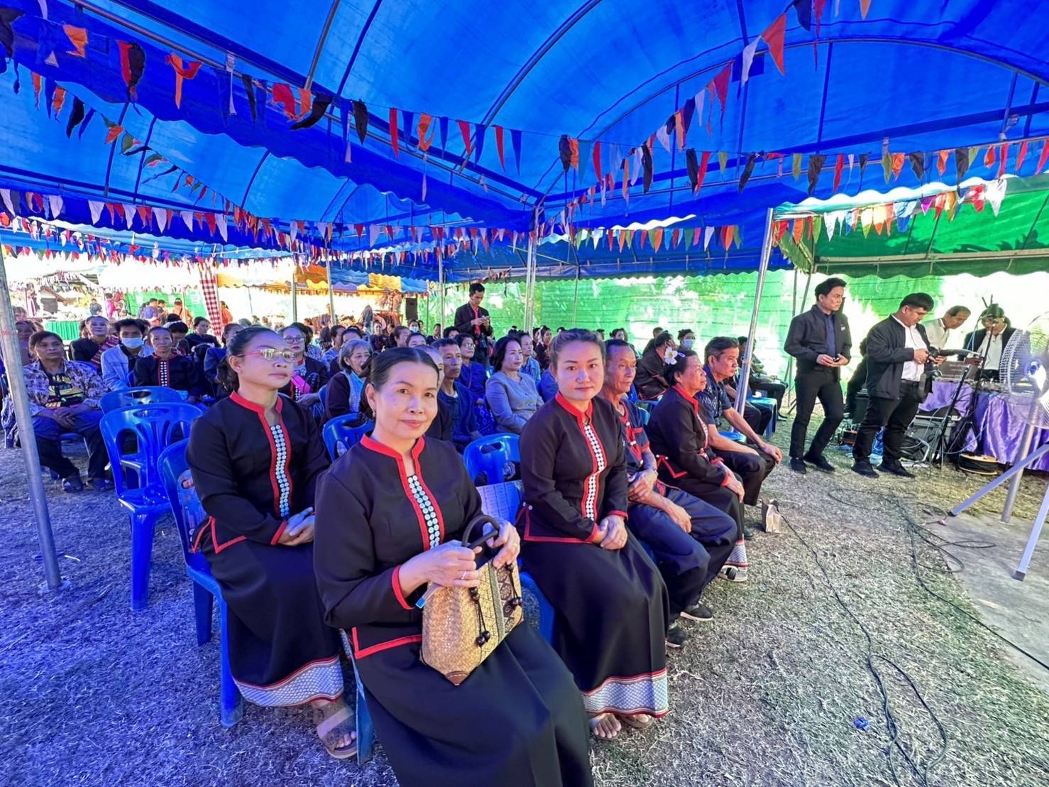 📢พช.สกลนคร : ร่วมต้อนรับนางพวงเพ็ชร ชุนละเอียด รัฐมนตรีประจำสำนักนายกรัฐมนตรี ตรวจเยี่ยมและติดตามการดำเนินงานกองทุนหมู่บ้าน บ้านเหล่านกยูง หมู่ที่ 6 ตำบลดงมะไฟ อำเภอเมืองสกลนคร จังหวัดสกลนคร