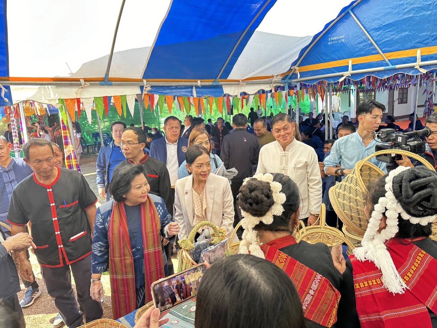 📢พช.สกลนคร : ร่วมต้อนรับนางพวงเพ็ชร ชุนละเอียด รัฐมนตรีประจำสำนักนายกรัฐมนตรี ตรวจเยี่ยมและติดตามการดำเนินงานกองทุนหมู่บ้าน บ้านเหล่านกยูง หมู่ที่ 6 ตำบลดงมะไฟ อำเภอเมืองสกลนคร จังหวัดสกลนคร