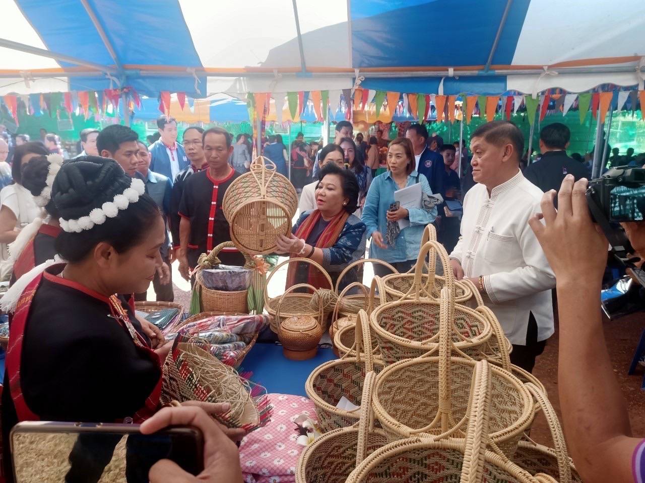 📢พช.สกลนคร : ร่วมต้อนรับนางพวงเพ็ชร ชุนละเอียด รัฐมนตรีประจำสำนักนายกรัฐมนตรี ตรวจเยี่ยมและติดตามการดำเนินงานกองทุนหมู่บ้าน บ้านเหล่านกยูง หมู่ที่ 6 ตำบลดงมะไฟ อำเภอเมืองสกลนคร จังหวัดสกลนคร