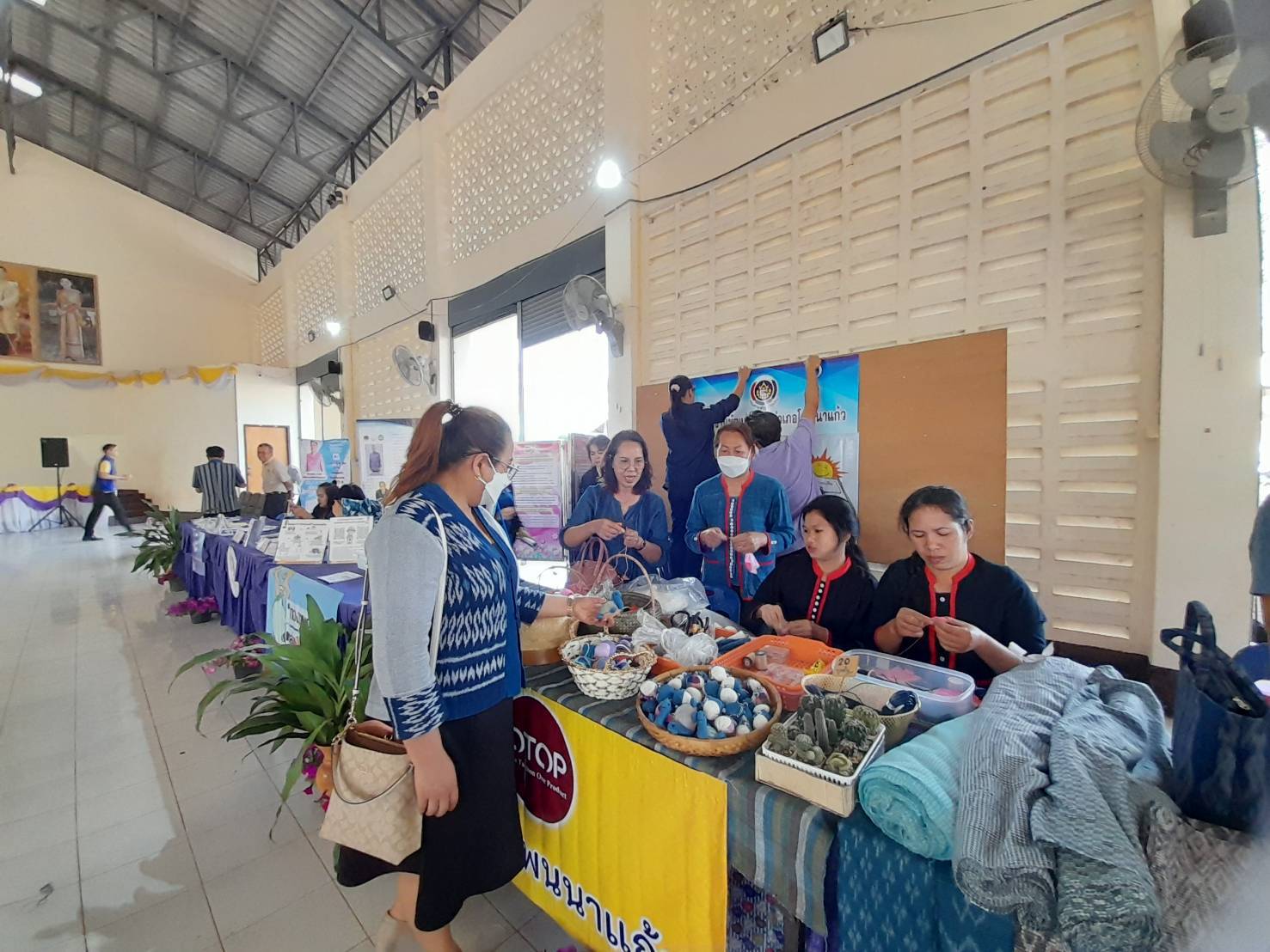 📢พช.สกลนคร : ร่วมกิจกรรม”ตลาดนัดแก้หนี้” ประจำเดือนกุมภาพันธ์ ๒๕๖๗ พื้นที่อำเภอโพนนาแก้ว จังหวัดสกลนคร