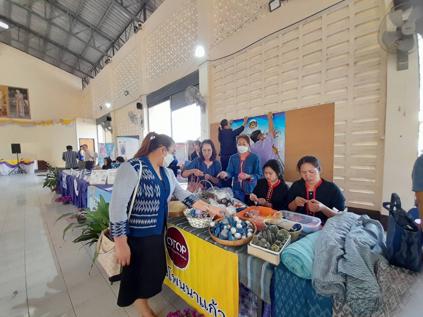 📢พช.สกลนคร : ร่วมกิจกรรม”ตลาดนัดแก้หนี้” ประจำเดือนกุมภาพันธ์ ๒๕๖๗ พื้นที่อำเภอโพนนาแก้ว จังหวัดสกลนคร