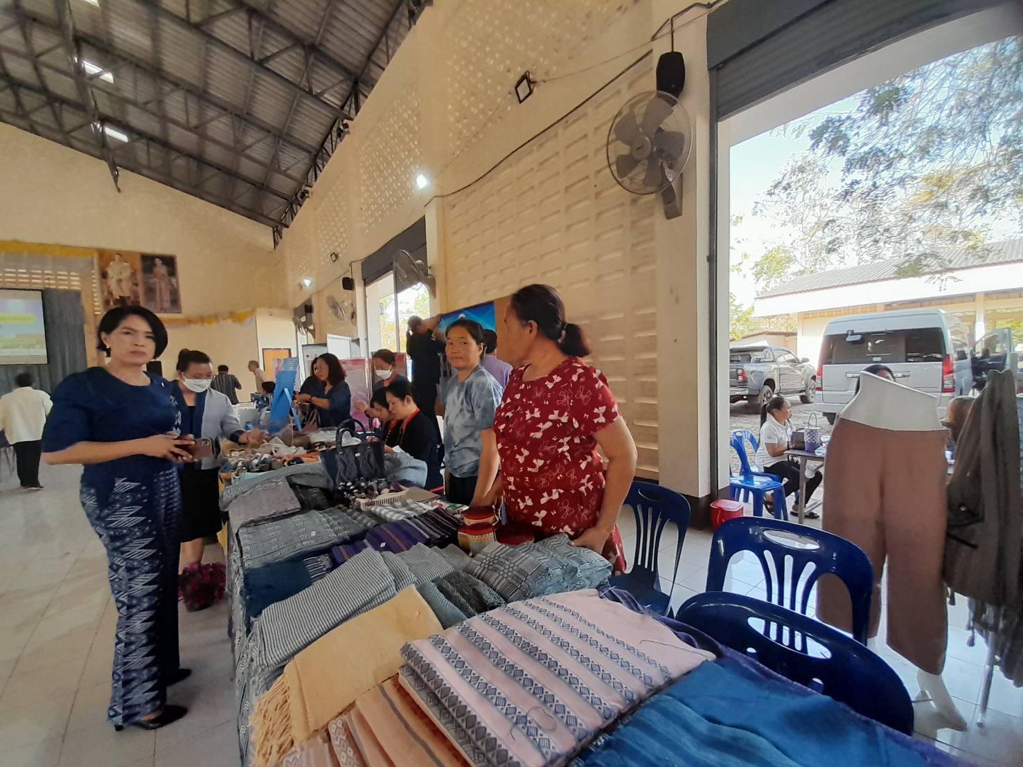 📢พช.สกลนคร : ร่วมกิจกรรม”ตลาดนัดแก้หนี้” ประจำเดือนกุมภาพันธ์ ๒๕๖๗ พื้นที่อำเภอโพนนาแก้ว จังหวัดสกลนคร