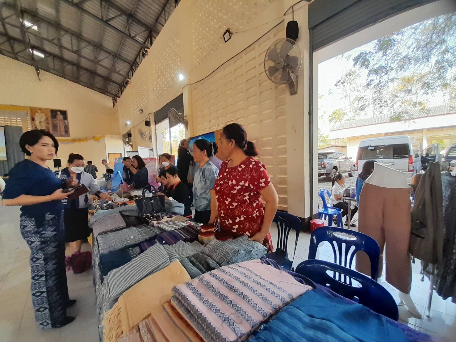 📢พช.สกลนคร : ร่วมกิจกรรม”ตลาดนัดแก้หนี้” ประจำเดือนกุมภาพันธ์ ๒๕๖๗ พื้นที่อำเภอโพนนาแก้ว จังหวัดสกลนคร