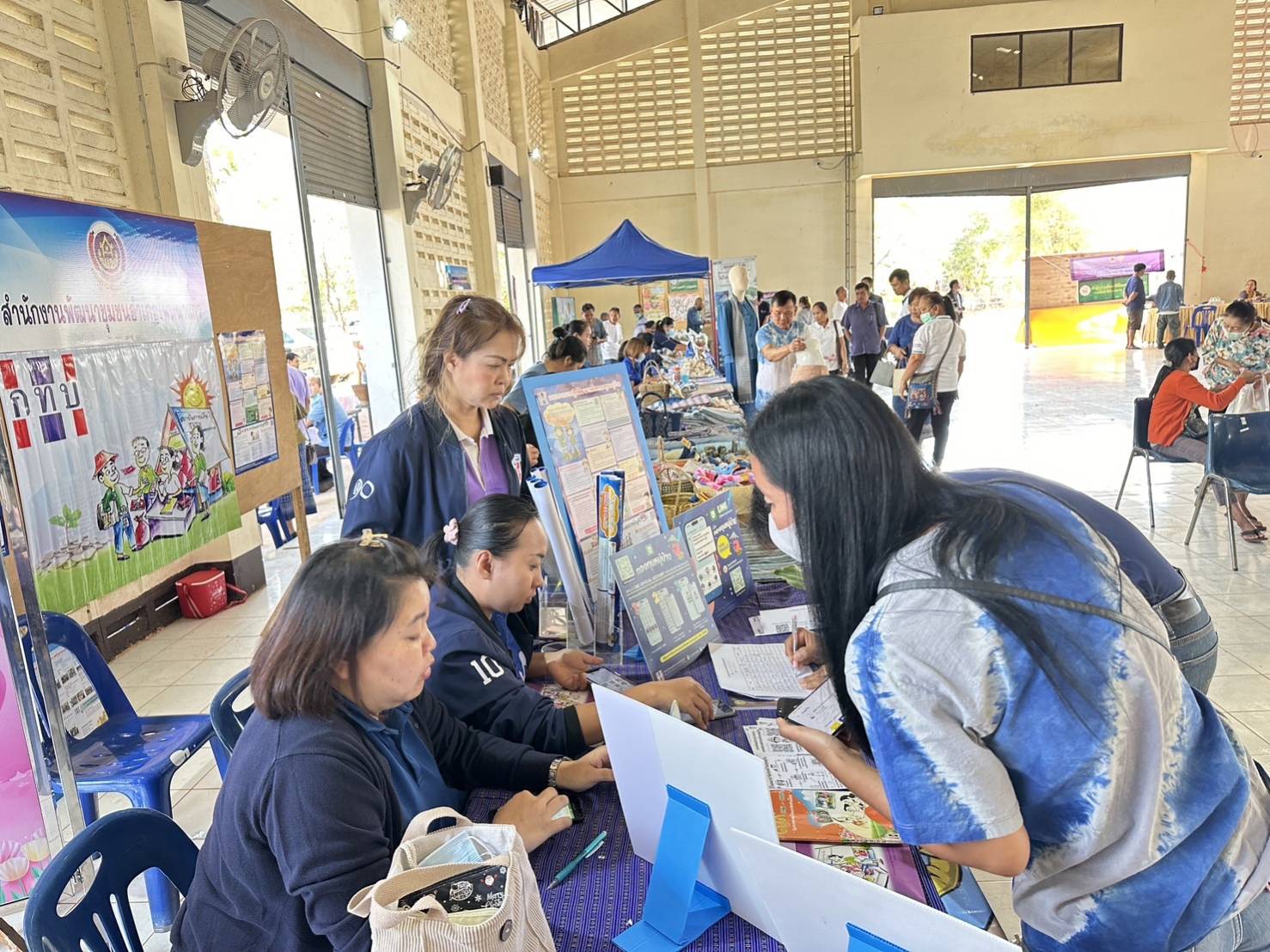 📢พช.สกลนคร : ร่วมกิจกรรม”ตลาดนัดแก้หนี้” ประจำเดือนกุมภาพันธ์ ๒๕๖๗ พื้นที่อำเภอโพนนาแก้ว จังหวัดสกลนคร