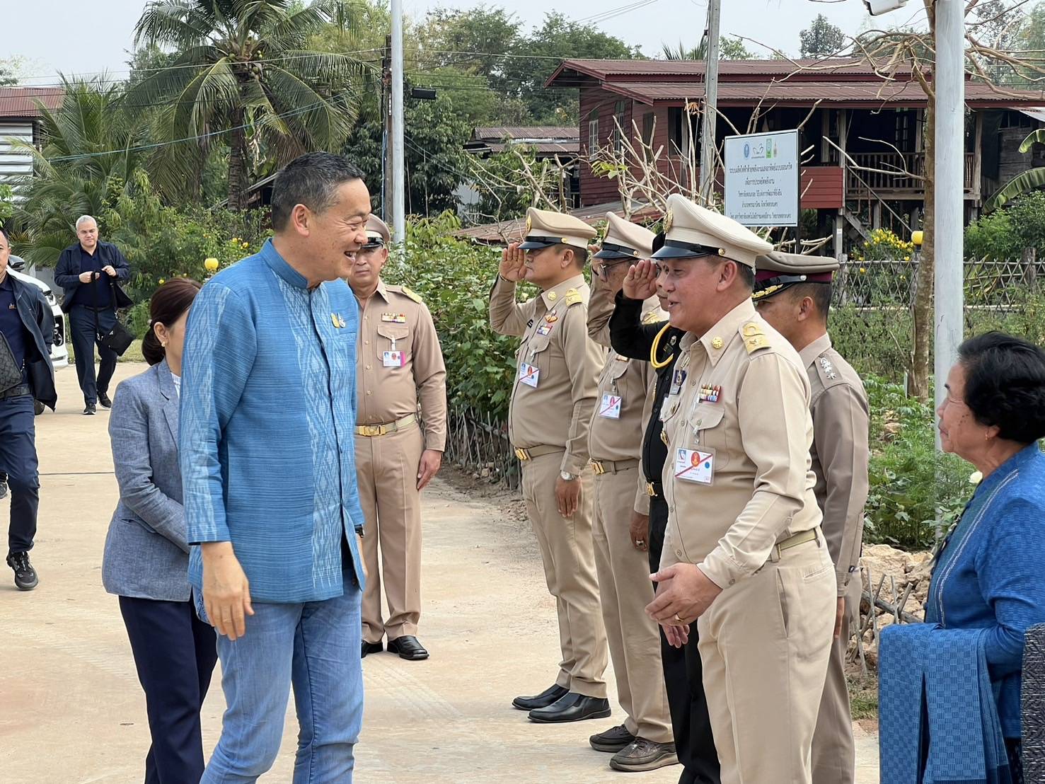 📢พช.สกลนคร : นายกฯ ชื่นชมดีไซน์ที่สวยงามของผ้าย้อมครามบ้านดอนกอย จ.สกลนคร พร้อมนำไอเดียไปเสนอในเวทีโลก เพื่อยกระดับเพิ่มมูลค่าผลิตภัณฑ์ นำความภูมิใจสู่บ้านดอนกอย