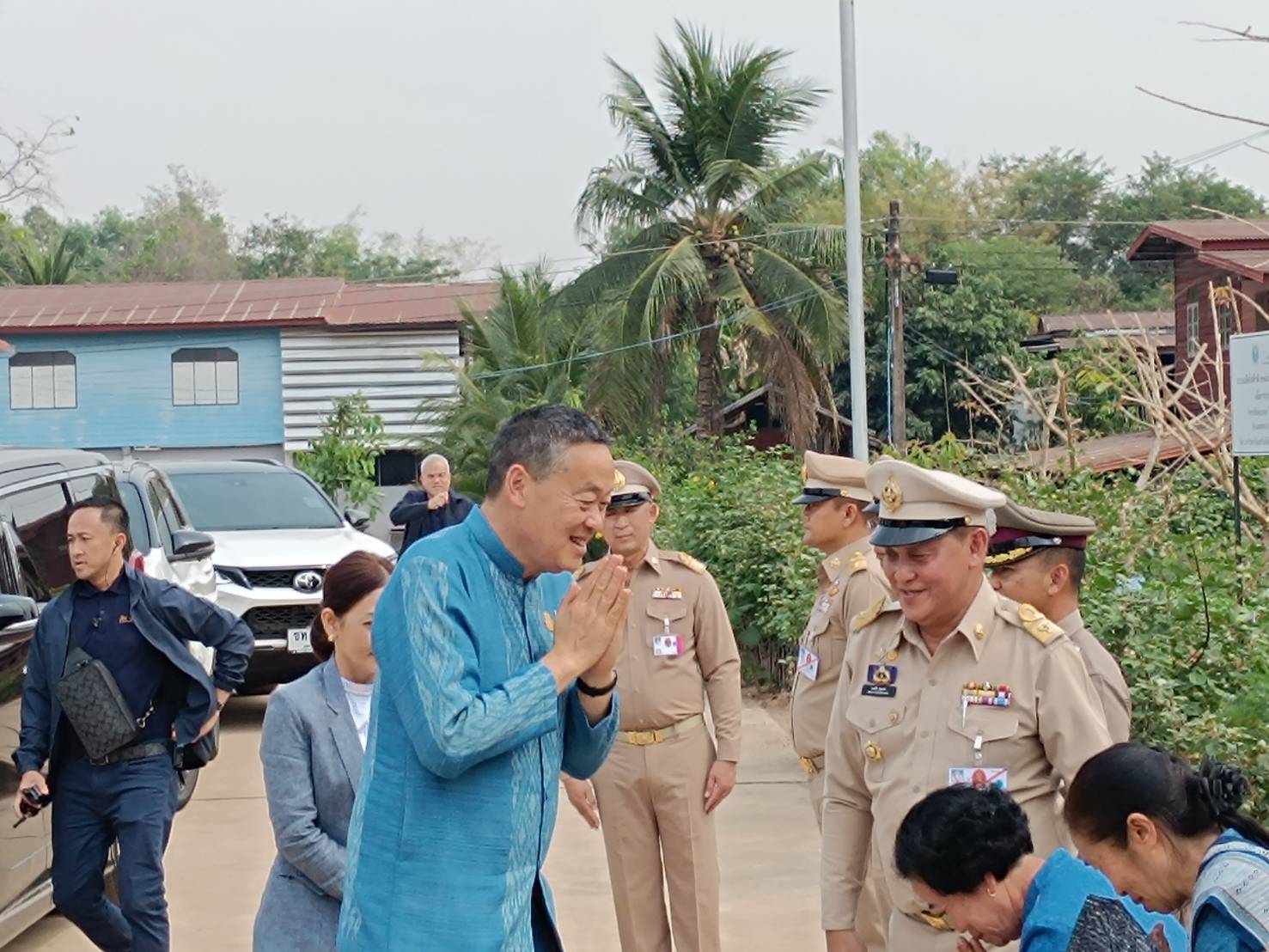 📢พช.สกลนคร : นายกฯ ชื่นชมดีไซน์ที่สวยงามของผ้าย้อมครามบ้านดอนกอย จ.สกลนคร พร้อมนำไอเดียไปเสนอในเวทีโลก เพื่อยกระดับเพิ่มมูลค่าผลิตภัณฑ์ นำความภูมิใจสู่บ้านดอนกอย