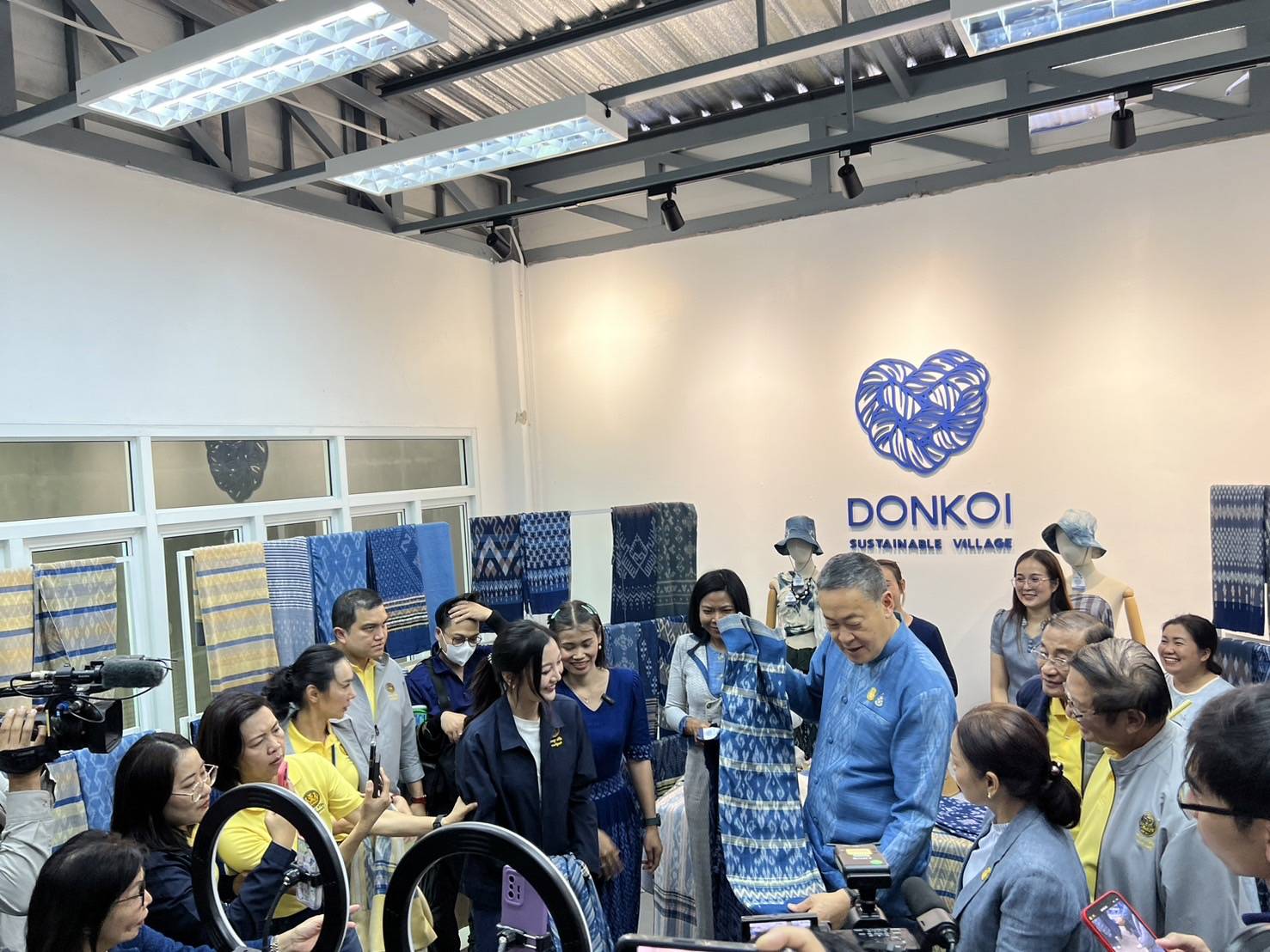 📢พช.สกลนคร : นายกฯ ชื่นชมดีไซน์ที่สวยงามของผ้าย้อมครามบ้านดอนกอย จ.สกลนคร พร้อมนำไอเดียไปเสนอในเวทีโลก เพื่อยกระดับเพิ่มมูลค่าผลิตภัณฑ์ นำความภูมิใจสู่บ้านดอนกอย