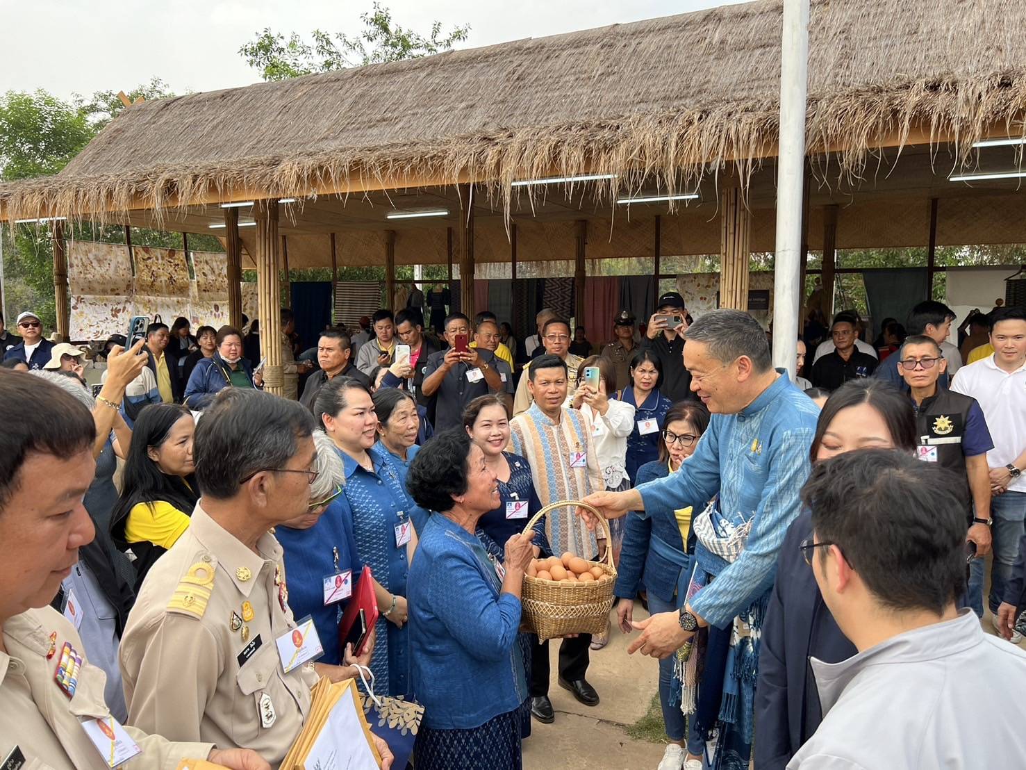 📢พช.สกลนคร : นายกฯ ชื่นชมดีไซน์ที่สวยงามของผ้าย้อมครามบ้านดอนกอย จ.สกลนคร พร้อมนำไอเดียไปเสนอในเวทีโลก เพื่อยกระดับเพิ่มมูลค่าผลิตภัณฑ์ นำความภูมิใจสู่บ้านดอนกอย
